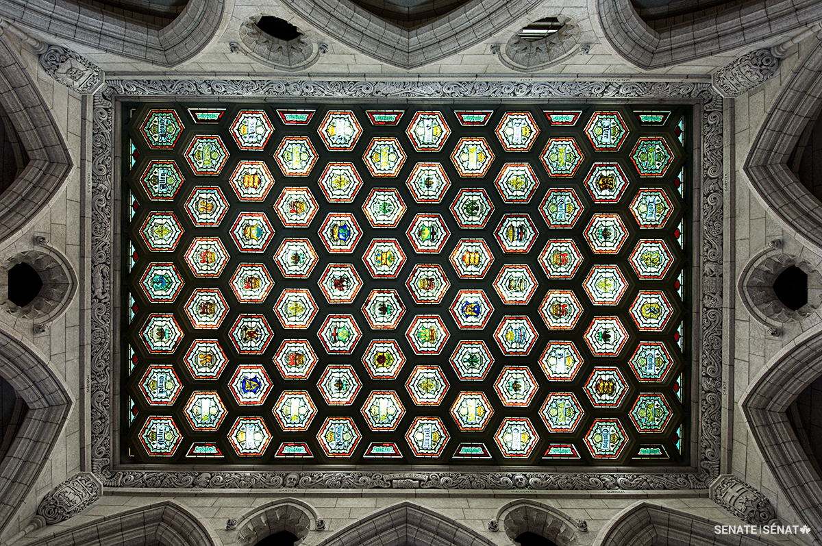The ceiling features heraldic emblems such as lions, unicorns and fleurs-de-lis, as well as the names of the first 17 speakers of the Senate, along with their respective provincial coats-of-arms.