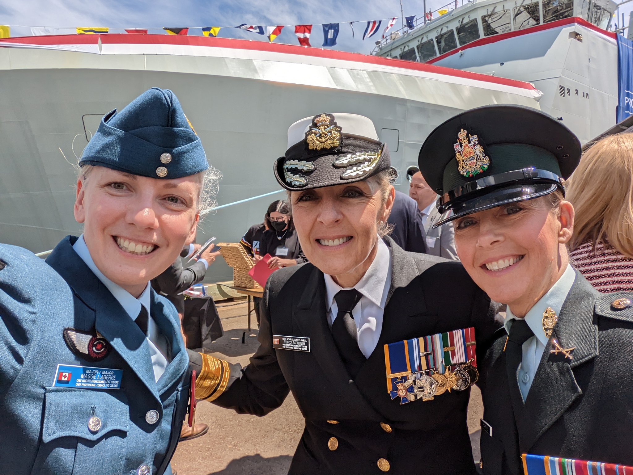 De gauche à droite, la majore Maggie Laberge, la contre-amirale Rebecca Patterson et l’adjudante-chef Crystal Harris lors de la cérémonie de baptême du NCSM Margaret Brooke et du NCSM Max Bernays de la Marine royale canadienne, le 29 mai 2022. (Crédit photo : Bureau de la sénatrice Rebecca Patterson)