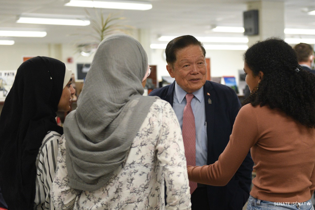 Senator Victor Oh speaks with students during a visit to Clarkson Secondary School in Mississauga, Ontario on Wednesday, September 21, 2022. The event was organized by SENgage, the Senate’s youth outreach program, as a complement to the committee’s study.