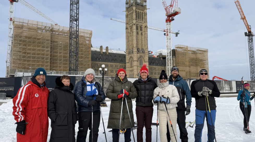 Un groupe de personnes debout dans la neige
