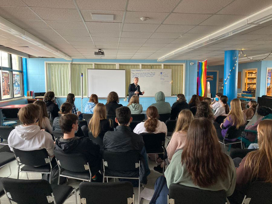 Wednesday, April 13, 2022 – Senator David M. Wells visits a class at Gonzaga High School in St. John’s, Newfoundland and Labrador, as part of a youth outreach event organized by SENgage. He spoke to students about his role as a senator, the history of the Senate of Canada and the federal legislative process.