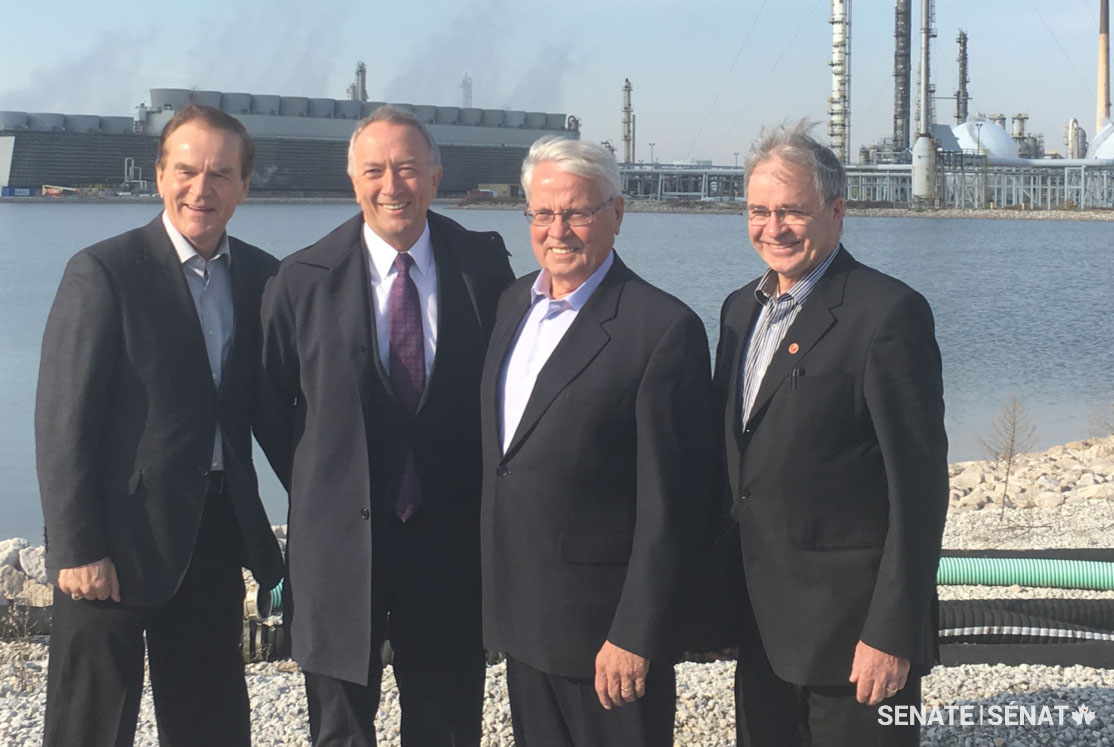Les sénateurs Percy Mockler, Paul Massicotte, Richard Neufeld et Dennis Patterson devant l’usine de fabrication de NOVA Chemicals à Sarnia, en Ontario.