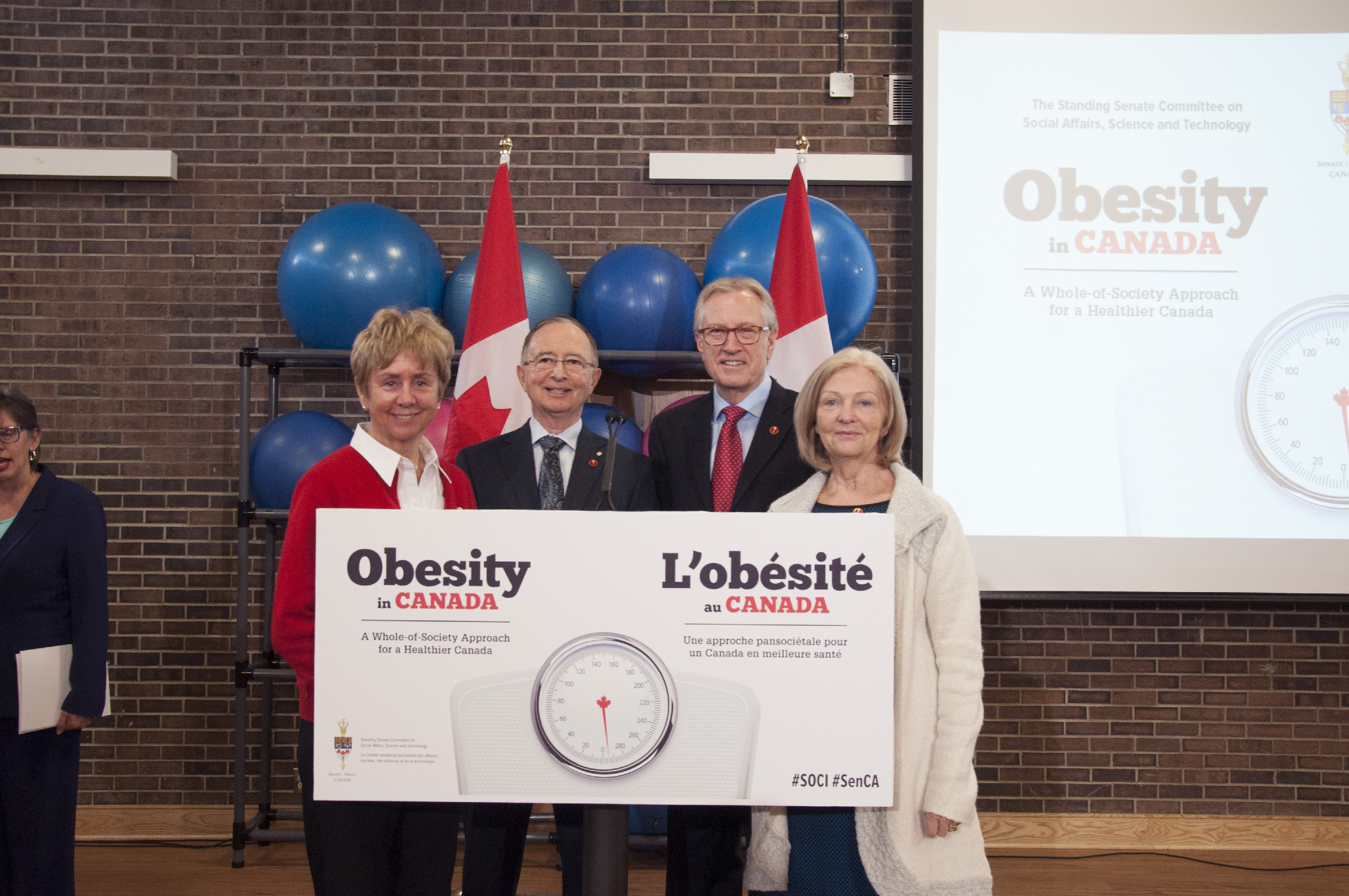 La sénatrice Nancy Greene Raine, le sénateur Kelvin Ogilvie, le sénateur Art Eggleton et la sénatrice Carolyn Stewart Olsen lors du dépôt d’un rapport du Sénat sur l’obésité au Canada en mars 2016.