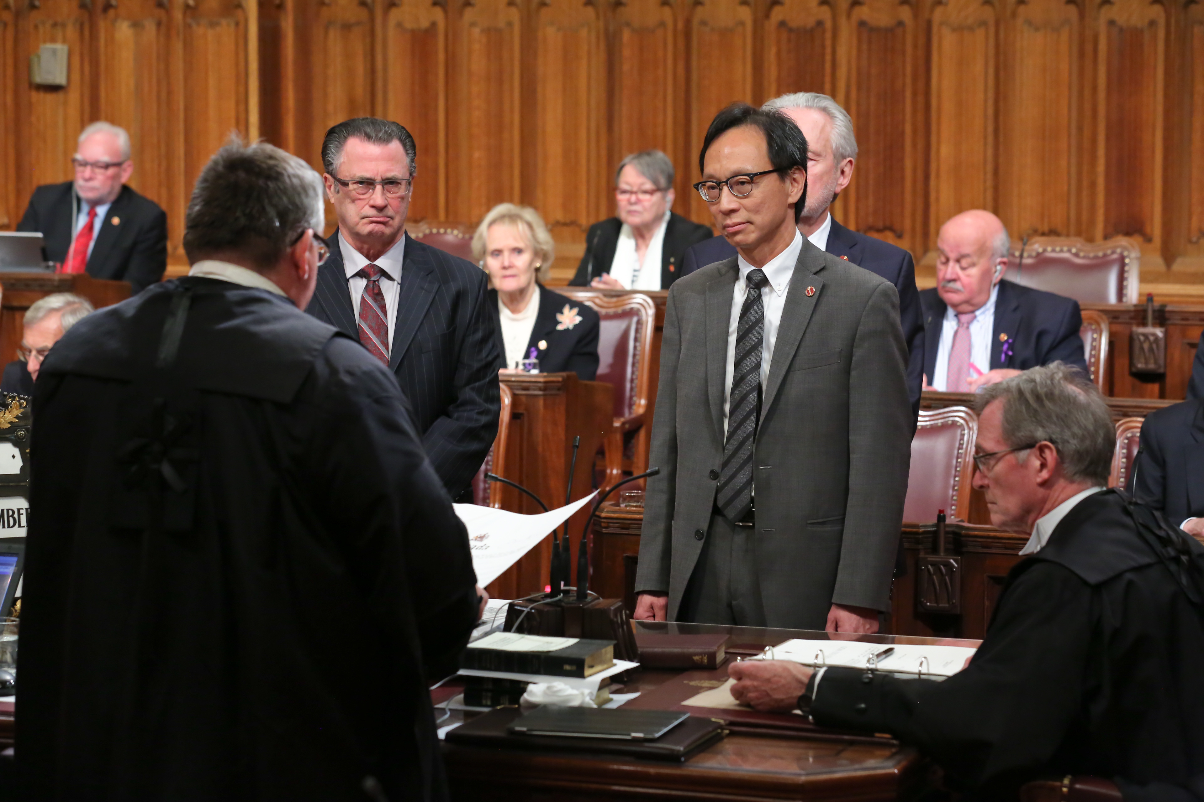 Le sénateur Yuen Pau Woo est accompagné du sénateur George Baker.