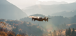 Un petit drone qui survole la campagne.