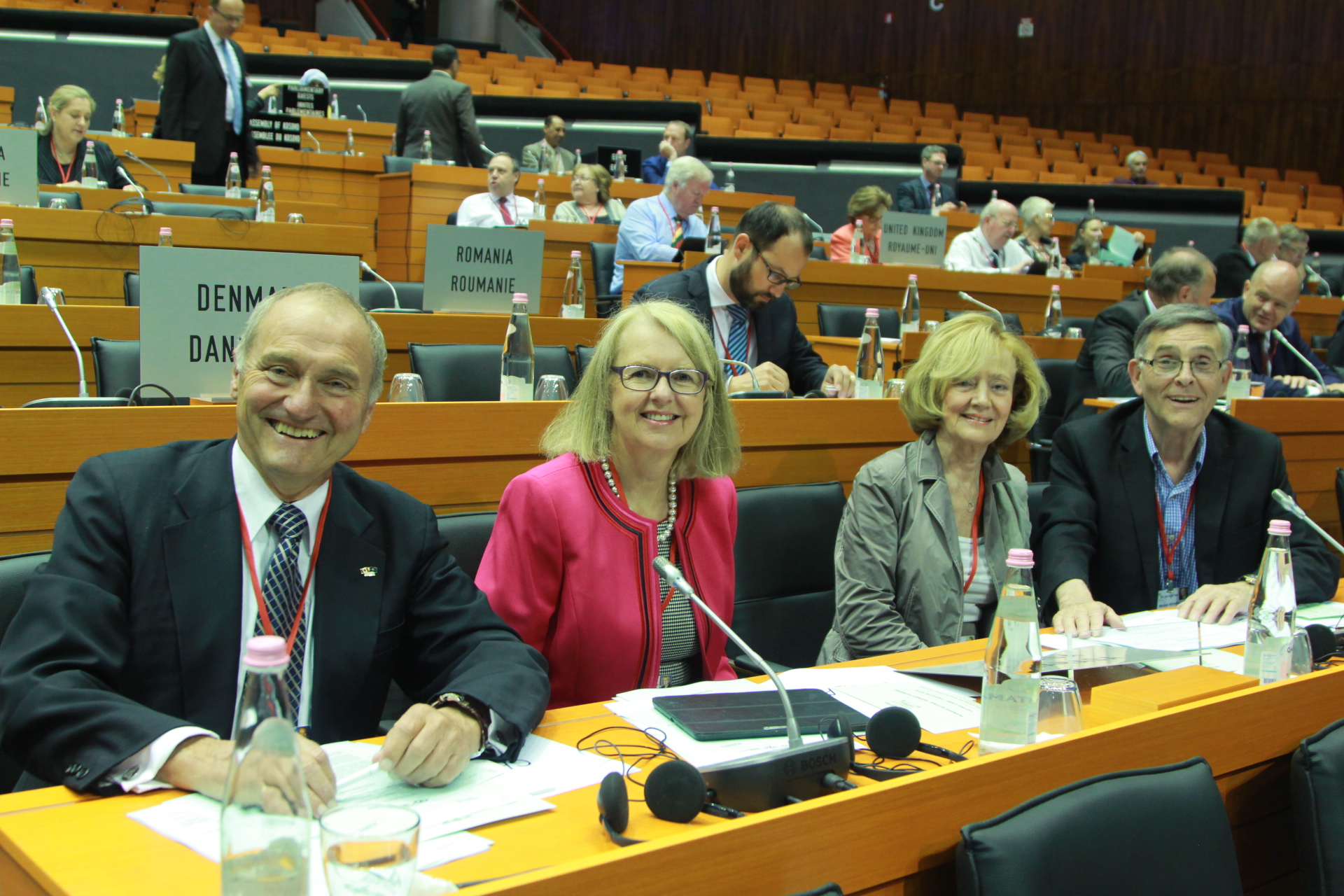 Photo, de gauche à droite : Les sénateurs Day, Cordy, Andreychuk et Rivard au Parlement Albanais.