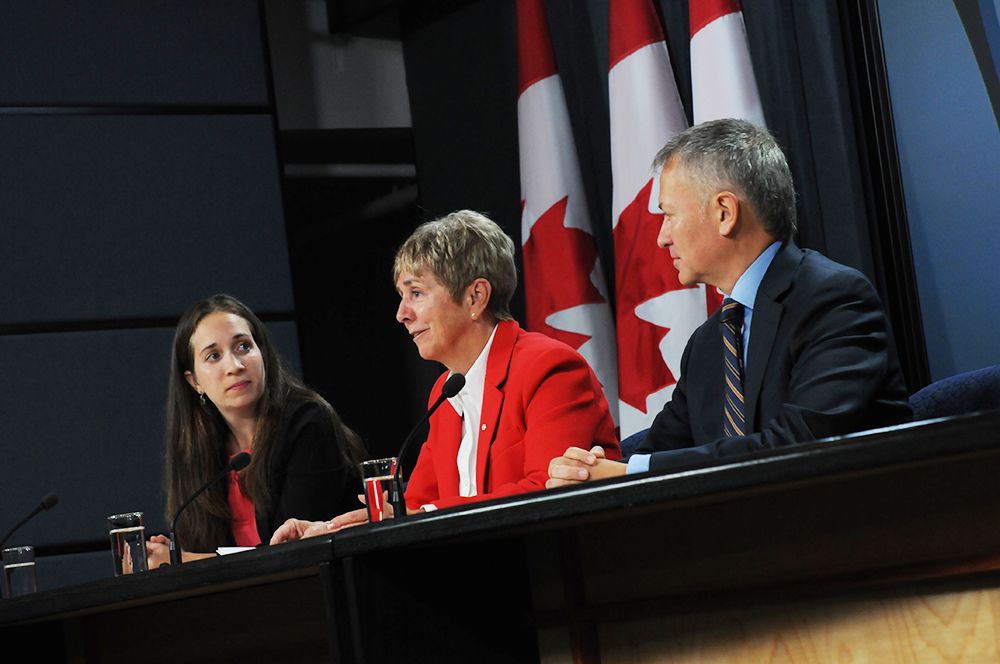 Photo: La sénatrice Greene Raine (centre) annonce le dépôt de la Loi sur la protection de la santé des enfants lors d’une conférence de presse à Ottawa le 28 septembre 2016.