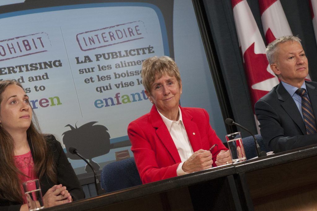 Photo : La sénatrice Greene Raine accompagnée par Corinne Voyer (gauche), directrice de la Coalition québécoise sur la problématique du poids, ainsi que de Manuel Arango (droite), directeur de la politique sur la santé de la Fondation des maladies du cœur et de l'AVC du Canada.