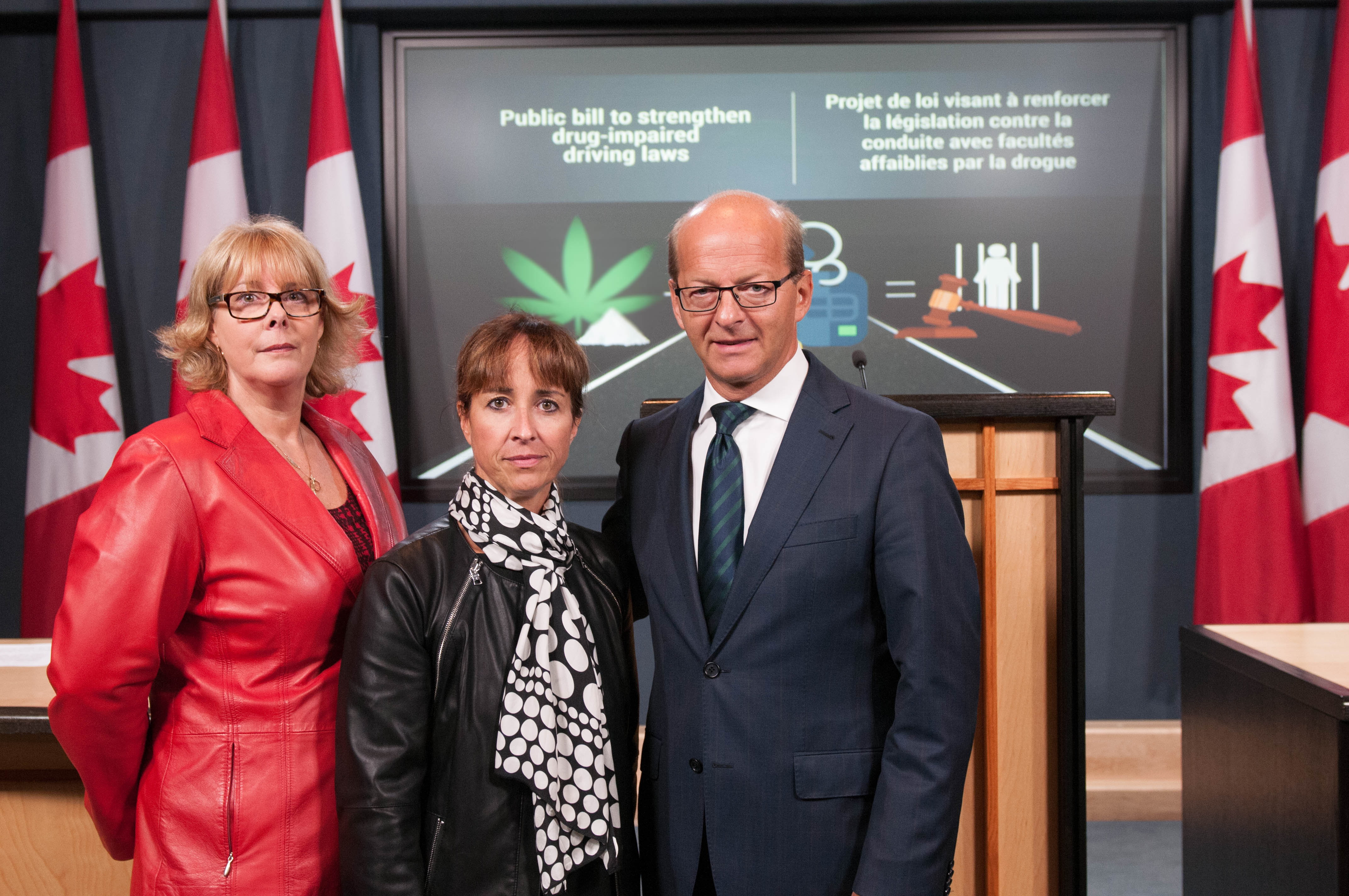 Pictured (left to right): Lise Lebel (President of the Fondation Katherine Beaulieu), Nancy Roy (Director General of the Murdered or Missing Persons’ Families’ Association) and Senator Carignan