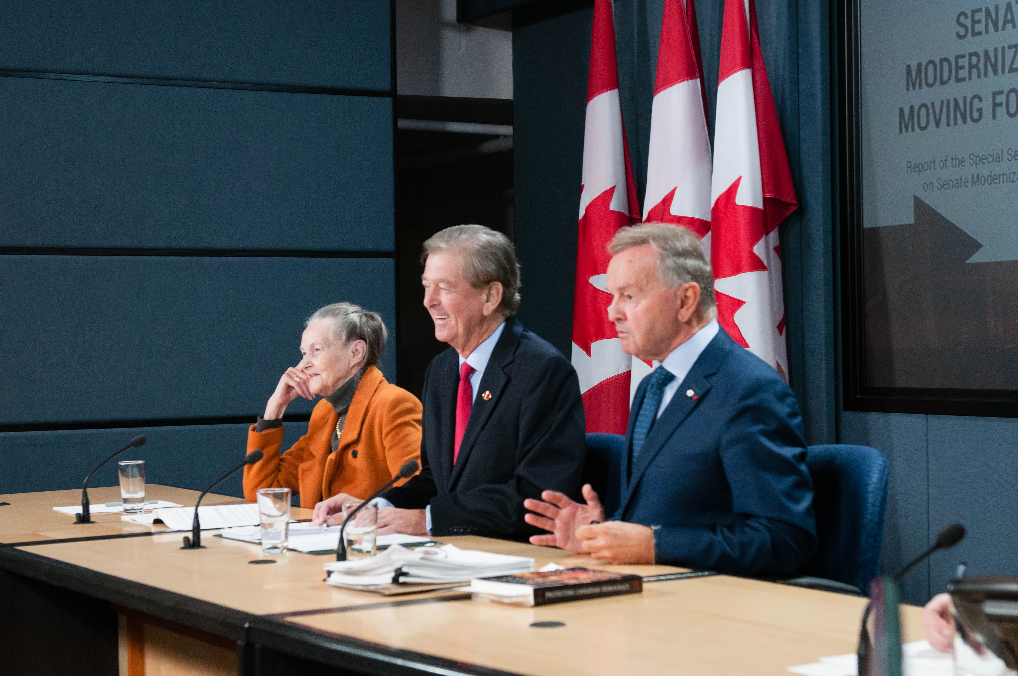 Photo, de gauche à droite: les sénateurs Elaine McCoy, Thomas McInnis et Serge Joyal annoncent la publication du rapport sur la modernisation du Sénat lors d’une conférence de presse à Ottawa le 4 octobre, 2016.