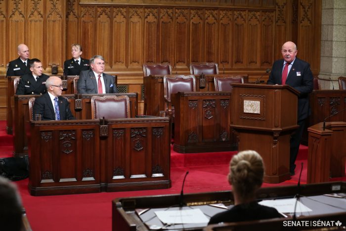 Le sénateur Mercer livre un discours lors de l'événement.