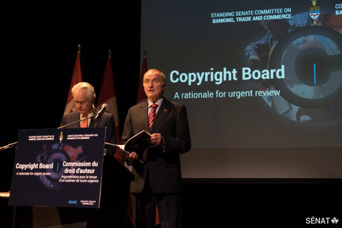 Les sénateurs Joseph Day et Douglas Black ont discuté du besoin d’un examen approfondi de la Commission du droit d’auteur lors d'une conférence de presse à Ottawa le 1er décembre.