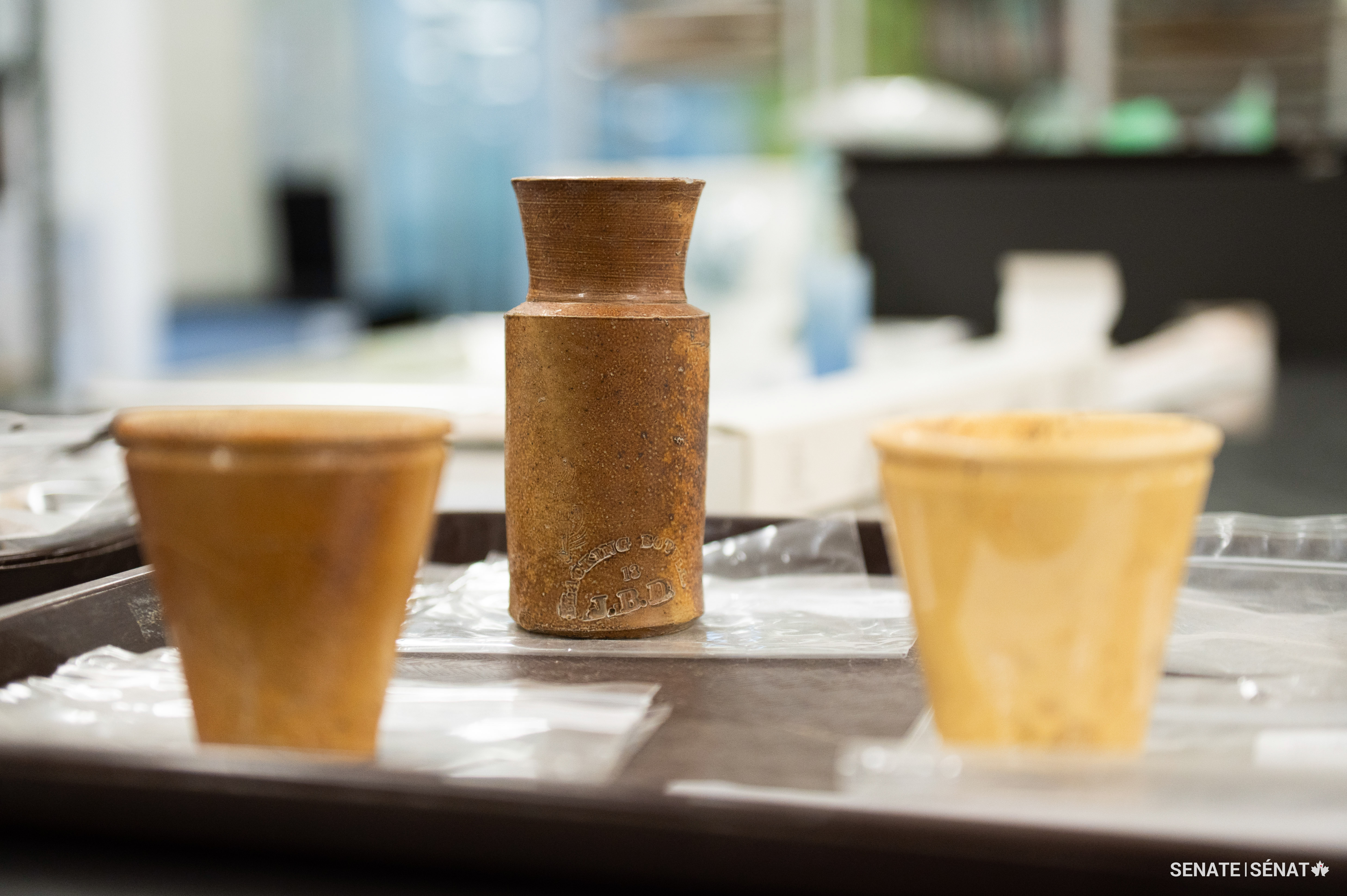 Cette bouteille de cirage en céramique contenait autrefois une substance noire utilisée pour cirer et lustrer les chaussures au 19e siècle.