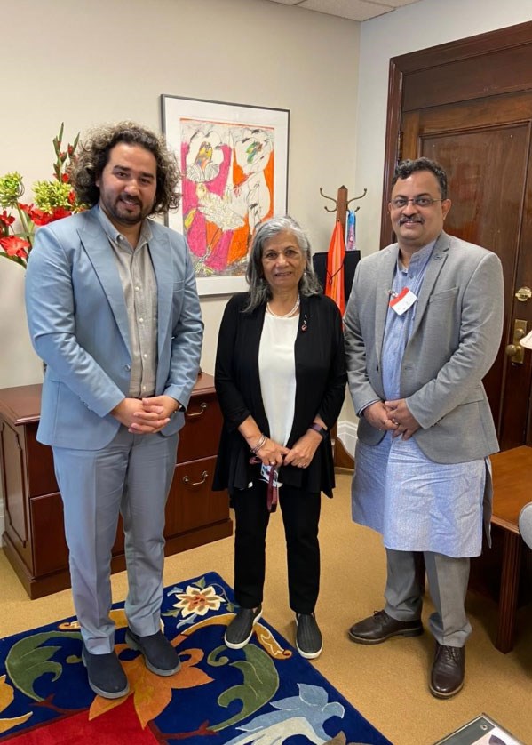 Le jeudi 12 mai 2022 – La sénatrice Ratna Omidvar rencontre Omaid Sharifi, ArtLords, de l’Afghanistan, et Lenin Raghuvanshi de l’Inde, qui ont reçu des mentions honorables pour le Prix mondial du pluralisme 2021.