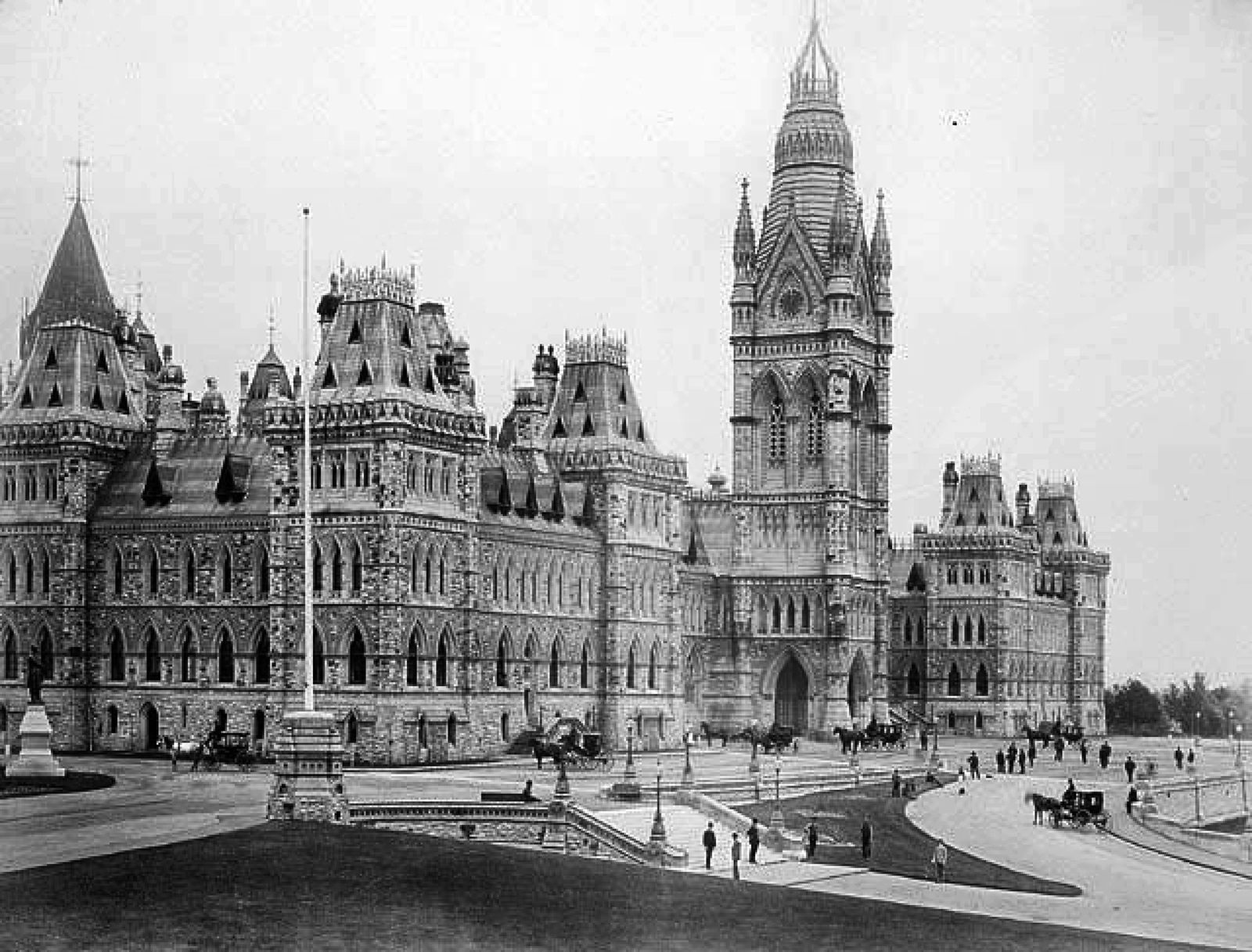 The Supreme Court initially sat in the Railway Committee Room of the original Parliament Building. <a href='https://sencanada.ca/en/sencaplus/how-why/disaster-and-determination-the-heroes-of-the-1916-parliament-hill-fire' target='_blank'>Fire destroyed the building in 1916</a>. (Photo credit: Library and Archives Canada)