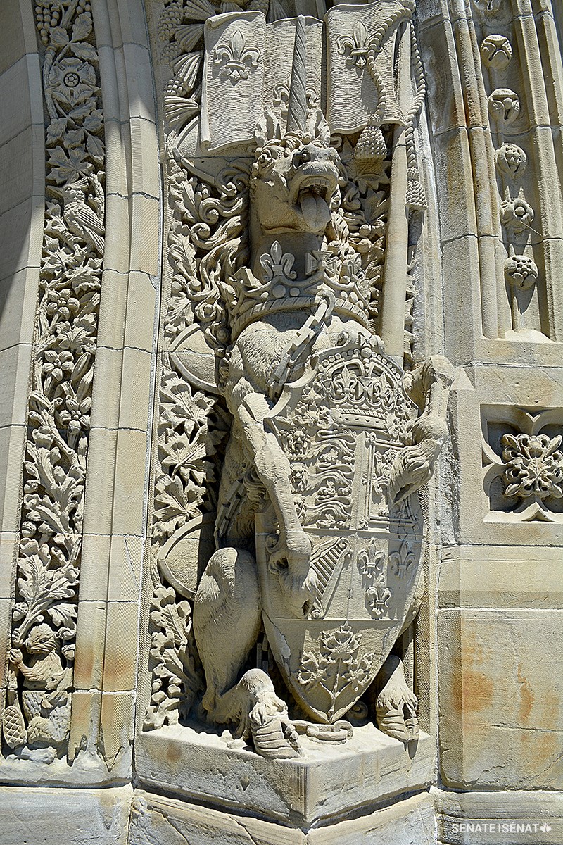 Cleóphas Soucy, sculpteur du Dominion, a sculpté cette licorne en 1937, avec son assistant Cœur de Lion McCarthy. Elle monte la garde d’un côté de l’entrée de la Tour de la Paix, à l’édifice du Centre; de l’autre côté se trouve l’autre figure héraldique à laquelle elle est associée, le lion.