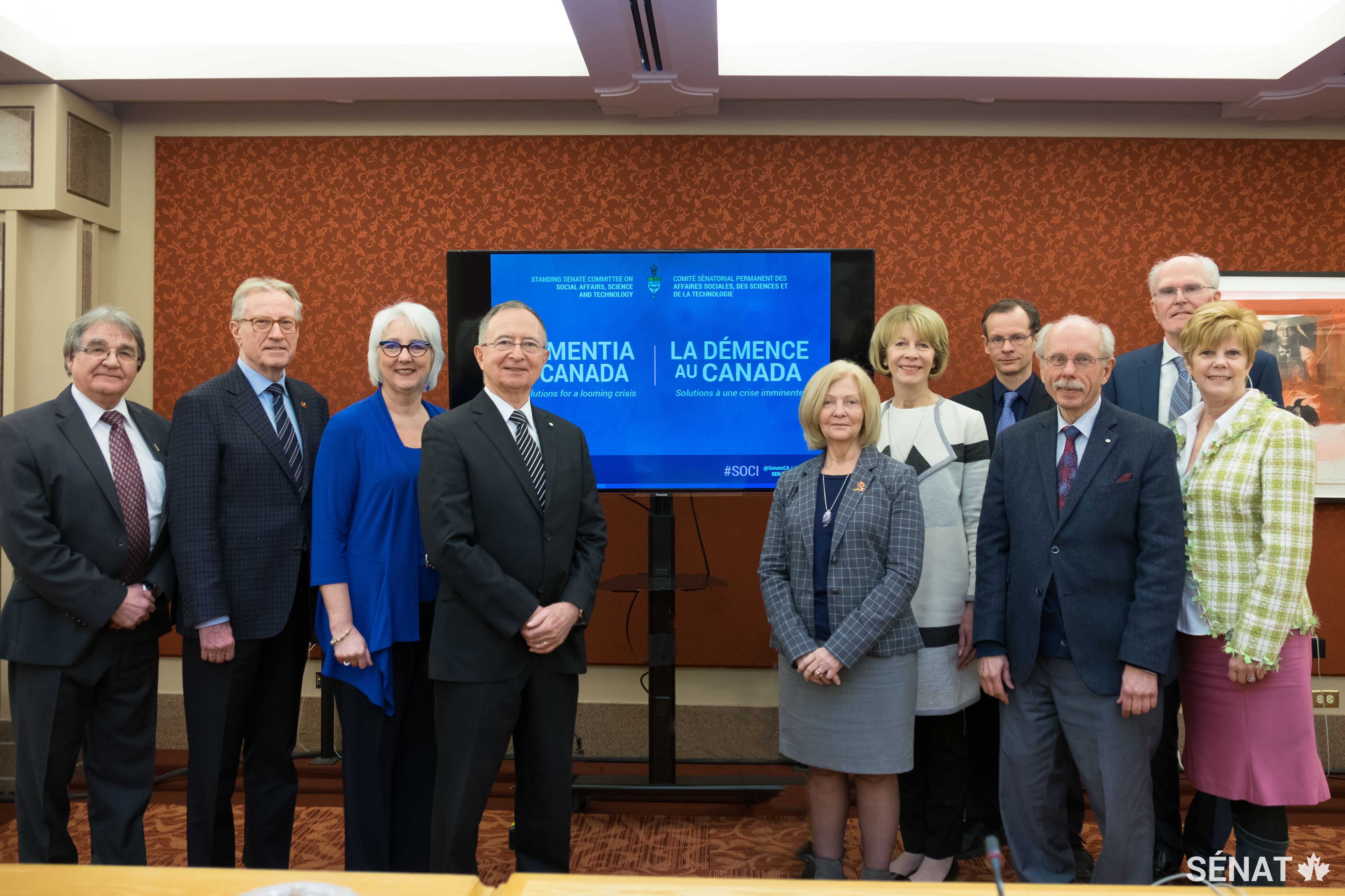 Ont participé au forum de discussion sur la démence (de gauche à droite) : le sénateur Charlie Watt, le sénateur Art Eggleton, Linda Garcia, professeure à la factulté des sciences de la santé de l’Université d’Ottawa, le sénateur Kelvin Kenneth Ogilvie, la sénatrice Carolyn Stewart Olsen, Debbie Benczkowski, directrice des opérations de la Société Alzheimer du Canada, Dr Frank Molnar, vice-président de la Société canadienne de gériatrie, Dr Antoine M. Hakim, neurologue sénior à l'Hôpital d’Ottawa, Michael Duncan, commandant de la marine à la retraite atteint d’une forme de démence, et Katherine Duncan, une aidante naturelle.