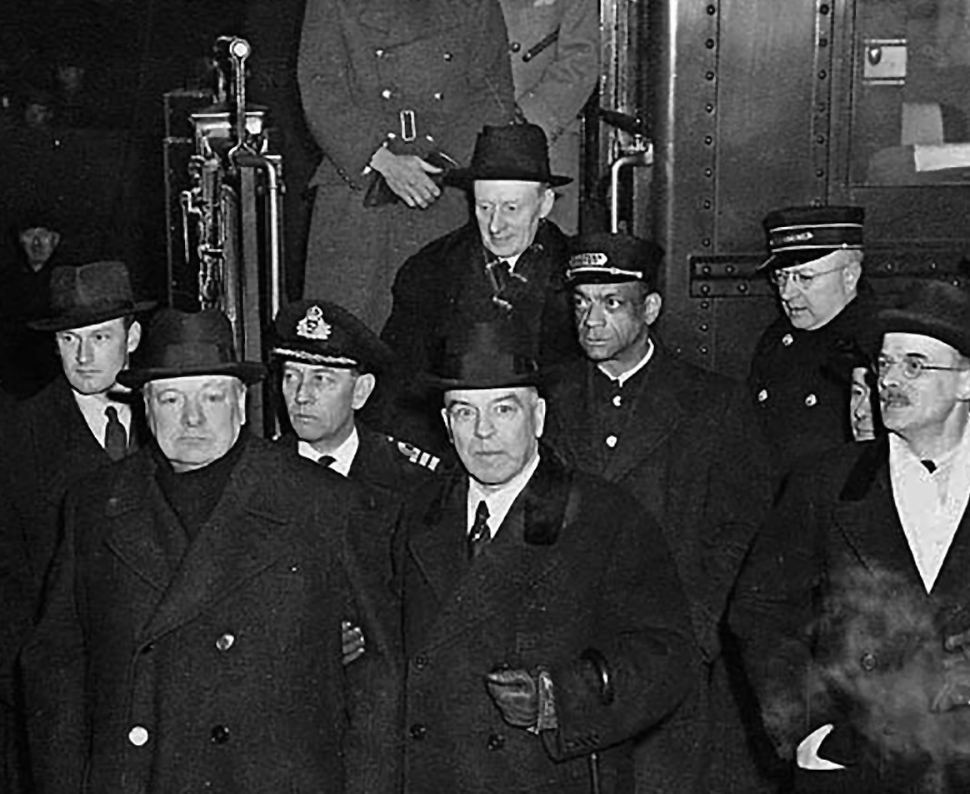 Le premier ministre du Canada, William Lyon Mackenzie King, accueille à Ottawa le premier ministre britannique Winston Churchill (deuxième à partir de la gauche), en décembre 1941.
