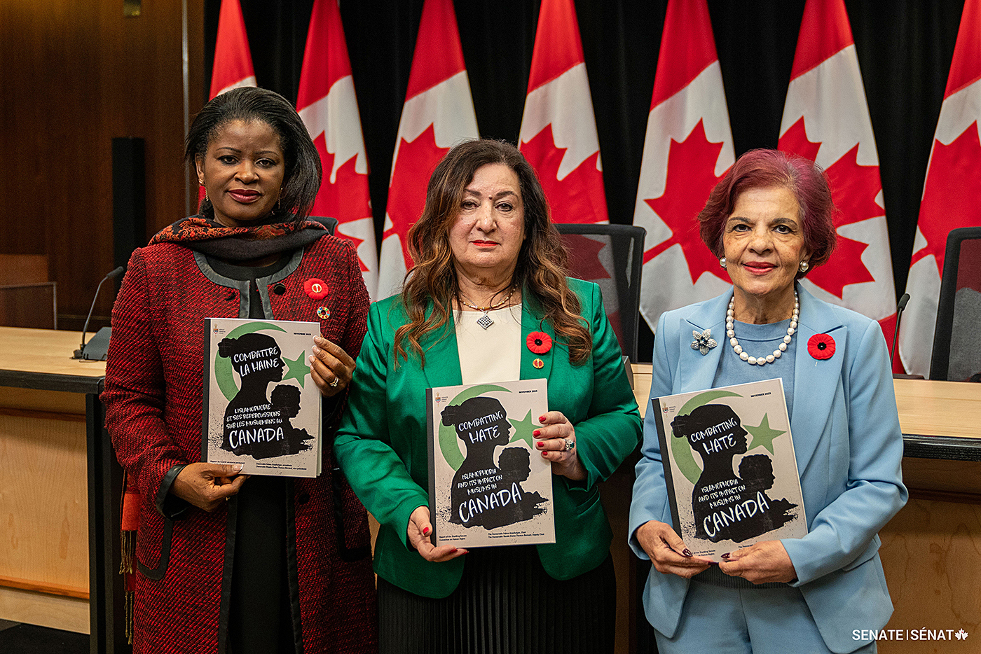 Avec la sénatrice Salma Ataullahjan, au centre, et l’ancienne sénatrice Mobina S. B. Jaffer, à droite, la sénatrice Gerba tient un exemplaire du rapport du Comité sénatorial des droits de la personne sur l’islamophobie au Canada, publié en 2023.