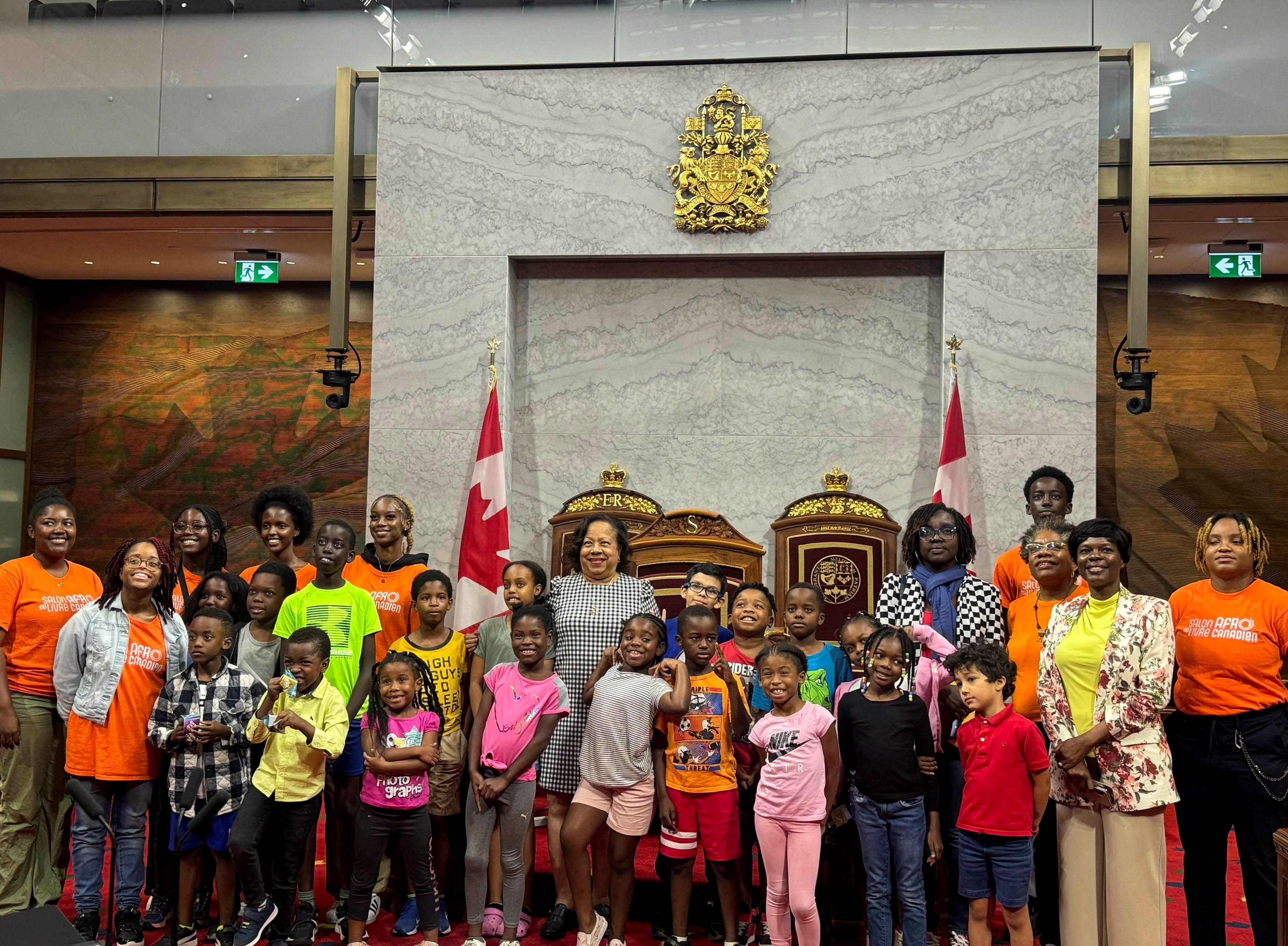 Le mercredi 7 aout 2024 – La sénatrice Marie-Françoise Mégie, au centre, en compagnie de jeunes du camp d’été de Mosaïque interculturelle; visite organisée par S’ENgage; édifice du Sénat du Canada, Ottawa, Ontario.