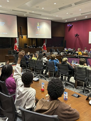 Un groupe de personnes dans une réunion.