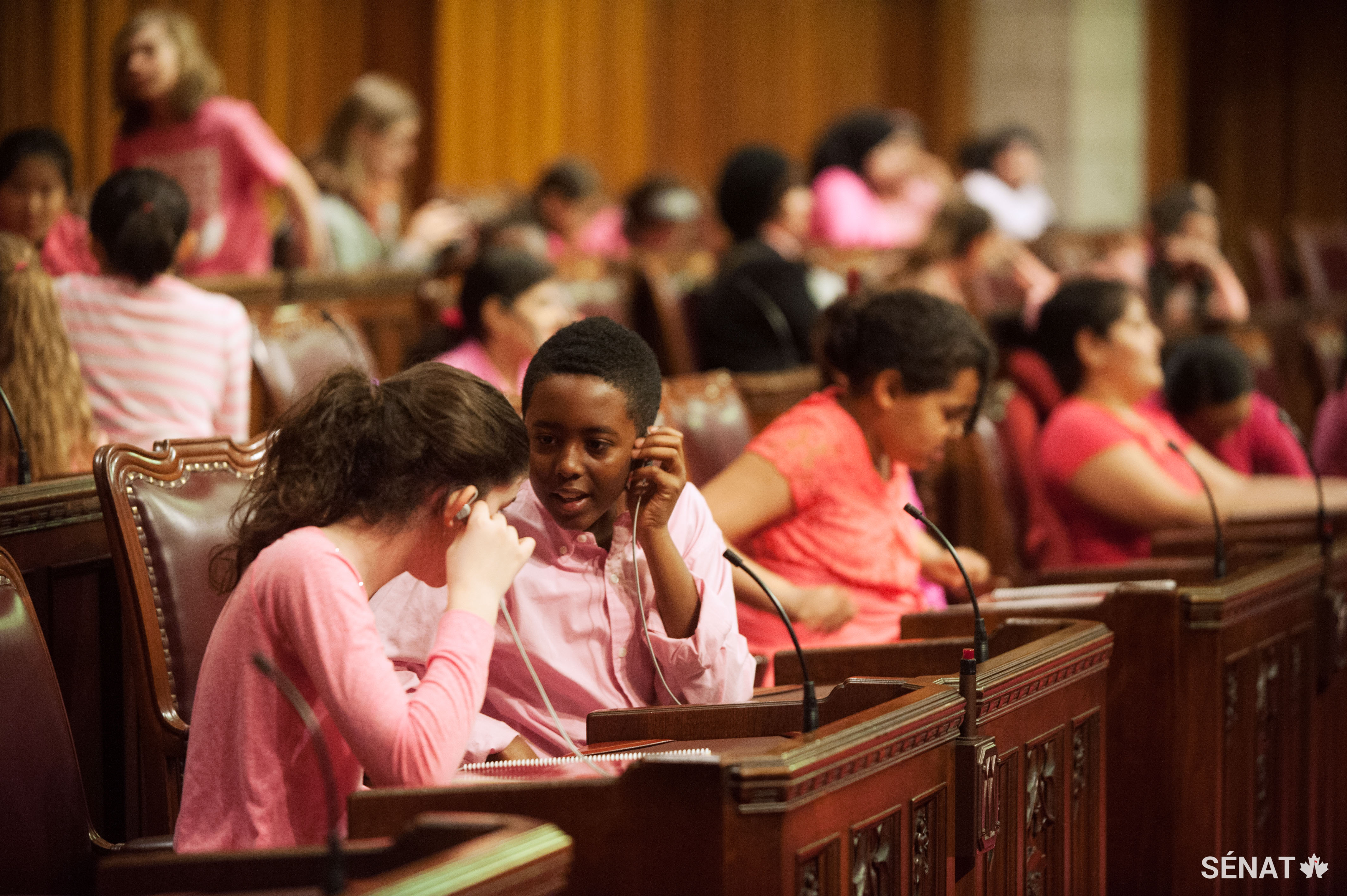 Des élèves d’écoles primaires de la région de la capitale nationale écoutent les discours qui portent sur la lutte contre l’intimidation et la discrimination.