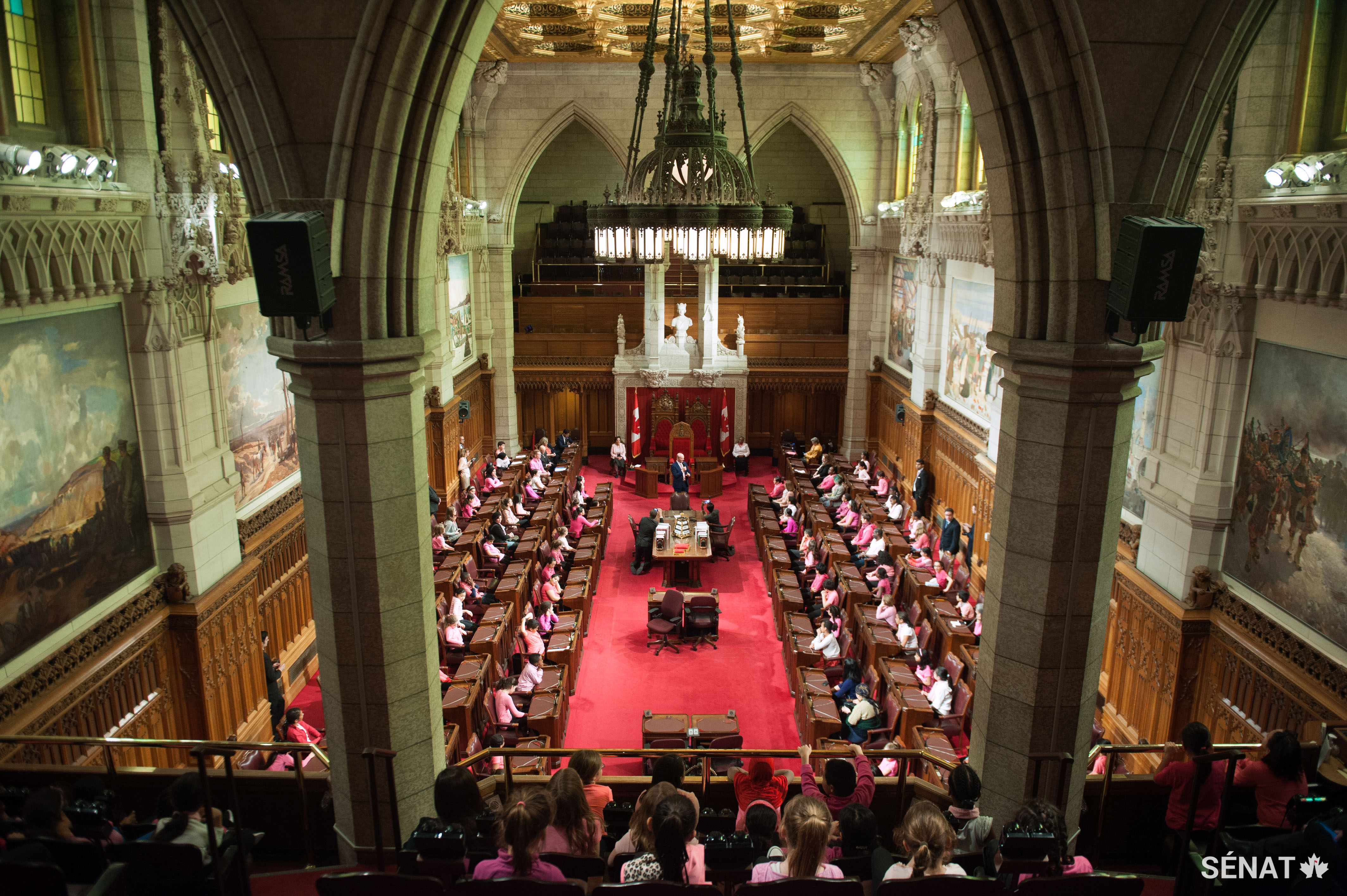 Une marée rose envahit la Chambre rouge à l’occasion de la Journée rose, un événement  où les participants portent du rose pour démontrer leur solidarité contre l’intimidation.