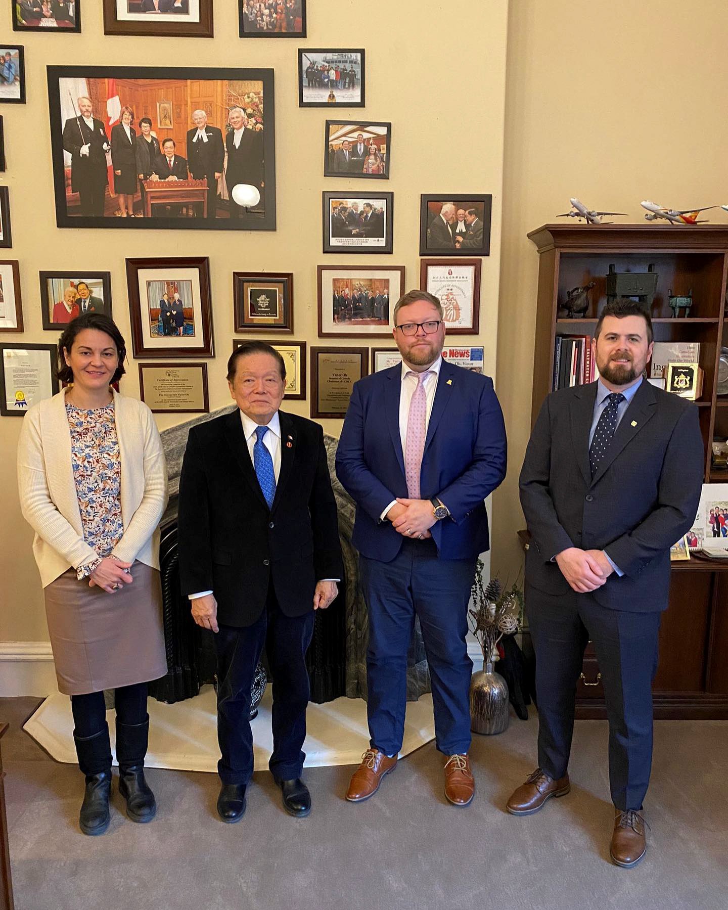 Tuesday, November 29, 2022 – In his office, Senator Victor Oh, second left, meets with Claire Citeau from the Canadian Agri-Food Trade Alliance, left, Dave Carey from the Canadian Canola Growers Association, second right, and Mac Ross from Pulse Canada, right. They spoke about the role of agri-food in Canada’s economic growth strategy.