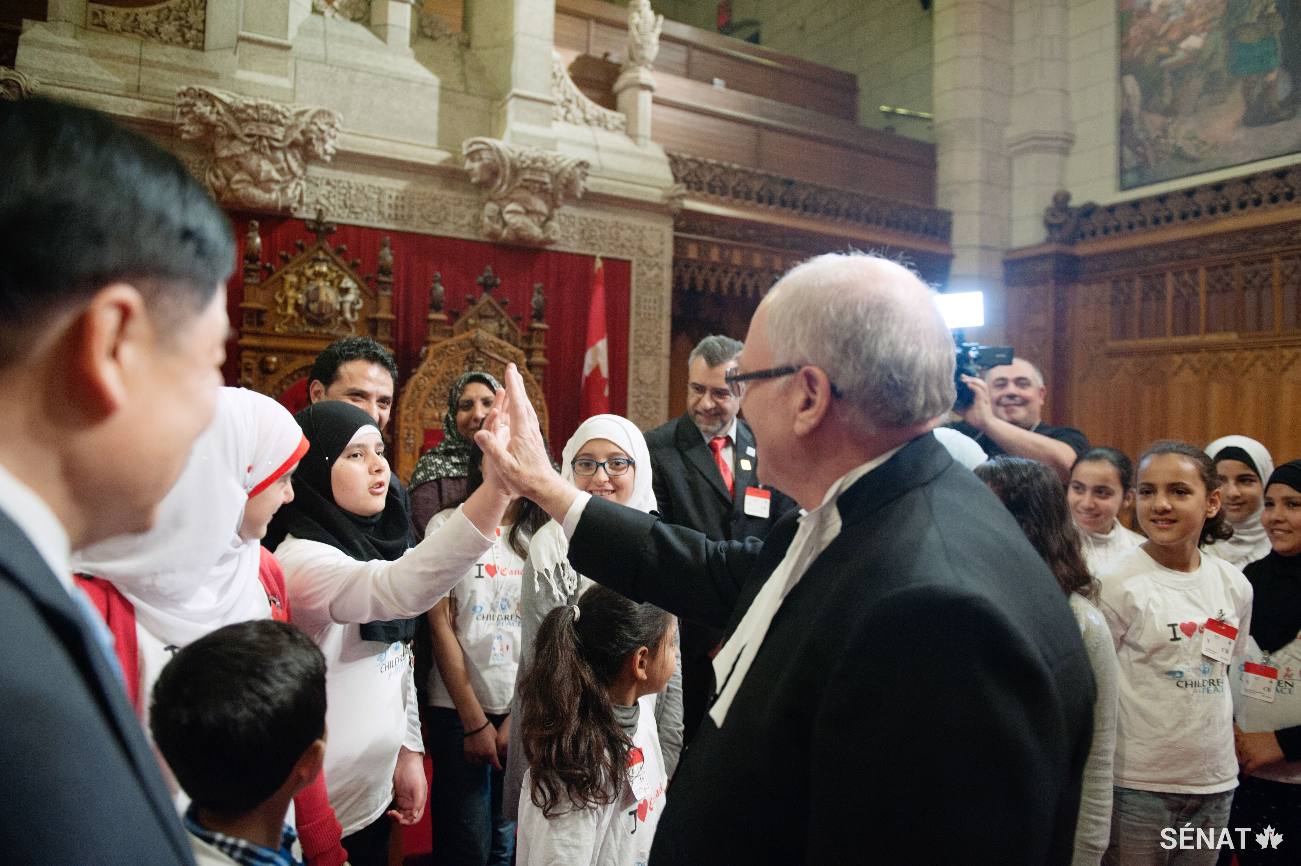 Le président George J. Furey rencontre des enfants réfugiés syriens dans la Chambre du Sénat.