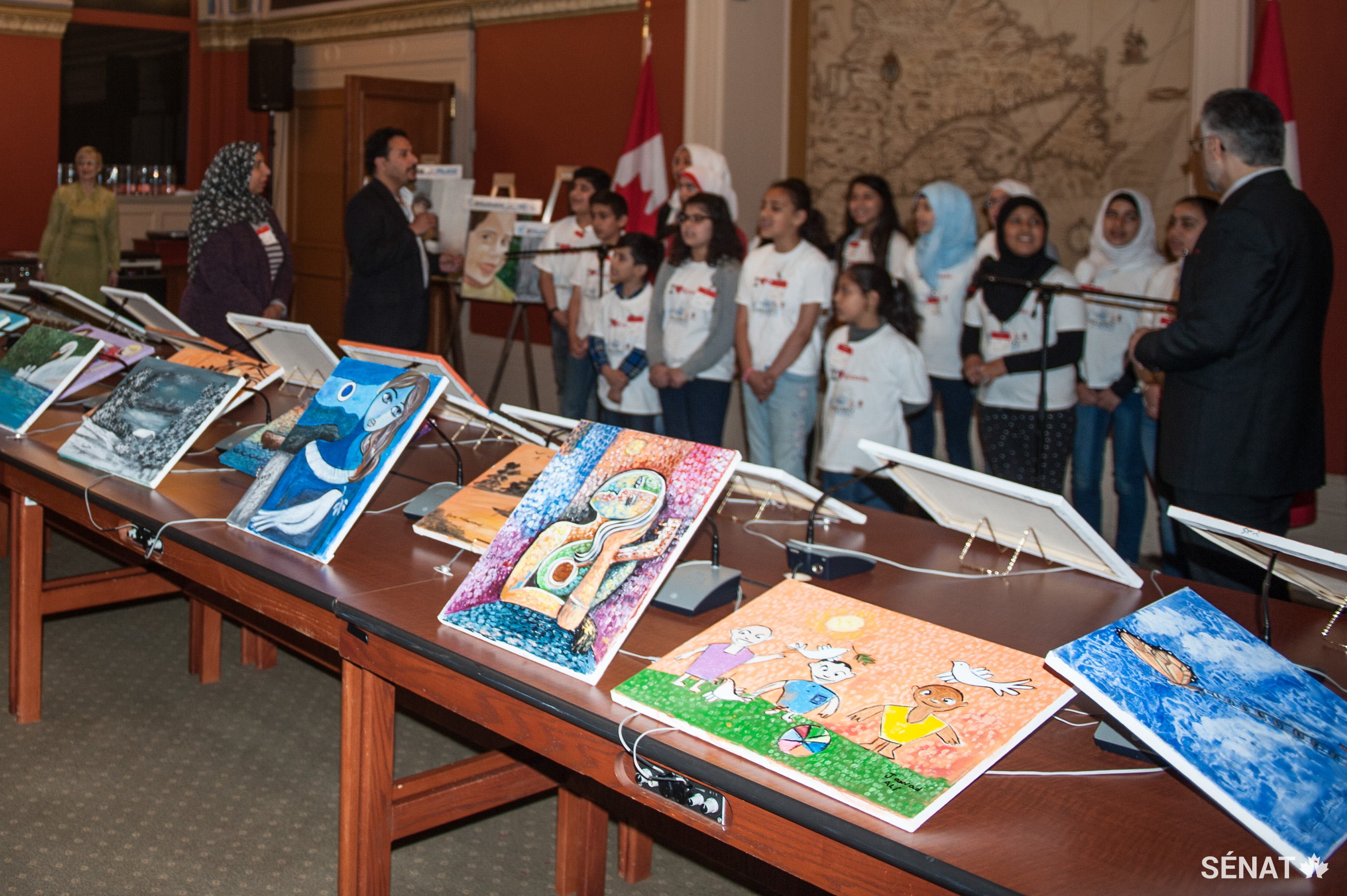L’exposition de 40 tableaux peints par des enfants réfugiés syriens.