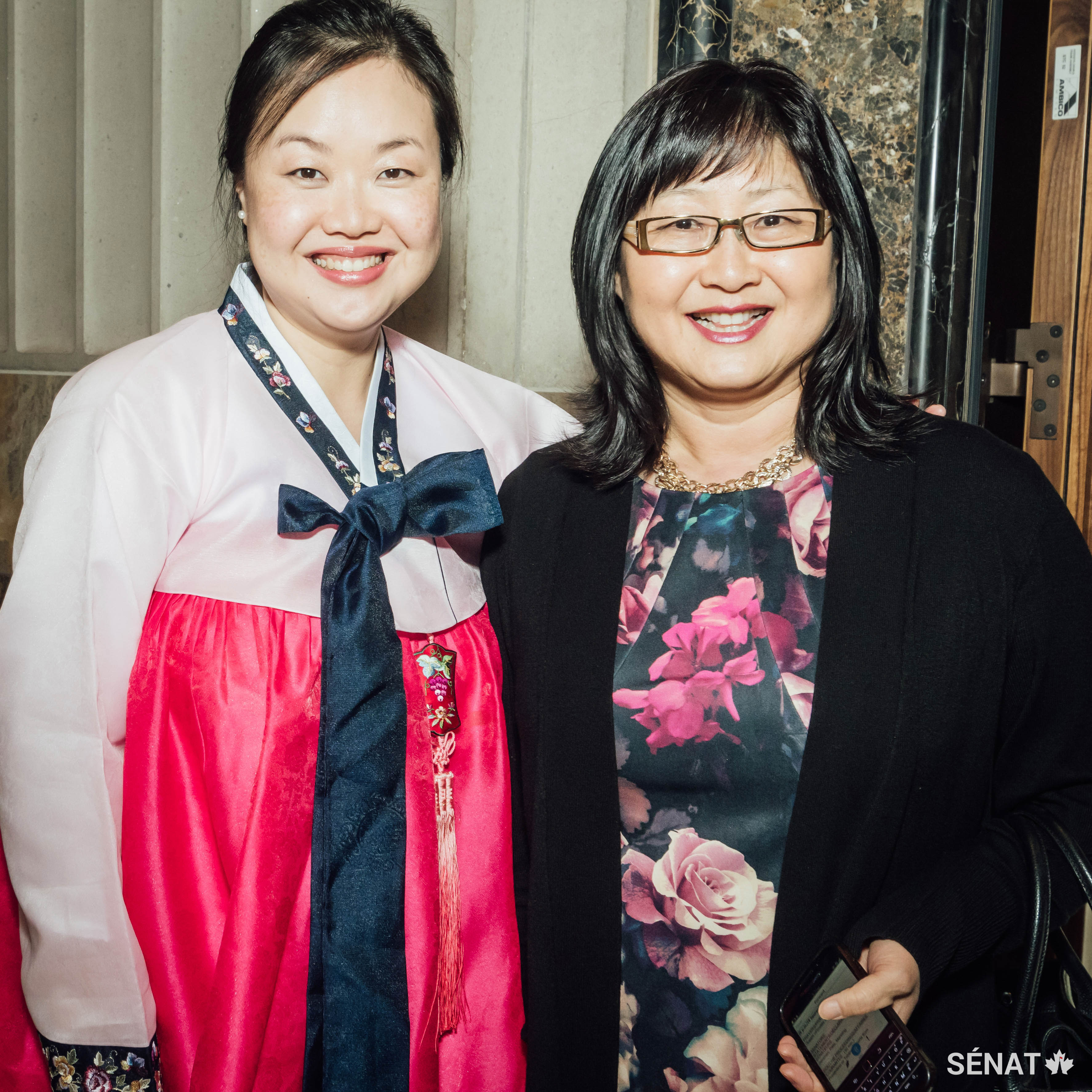 La sénatrice Yonah Martin, à droite, et sa chef de cabinet Grace Seear. La sénatrice Martin est la première parlementaire d’origine coréenne de l’histoire du Canada.