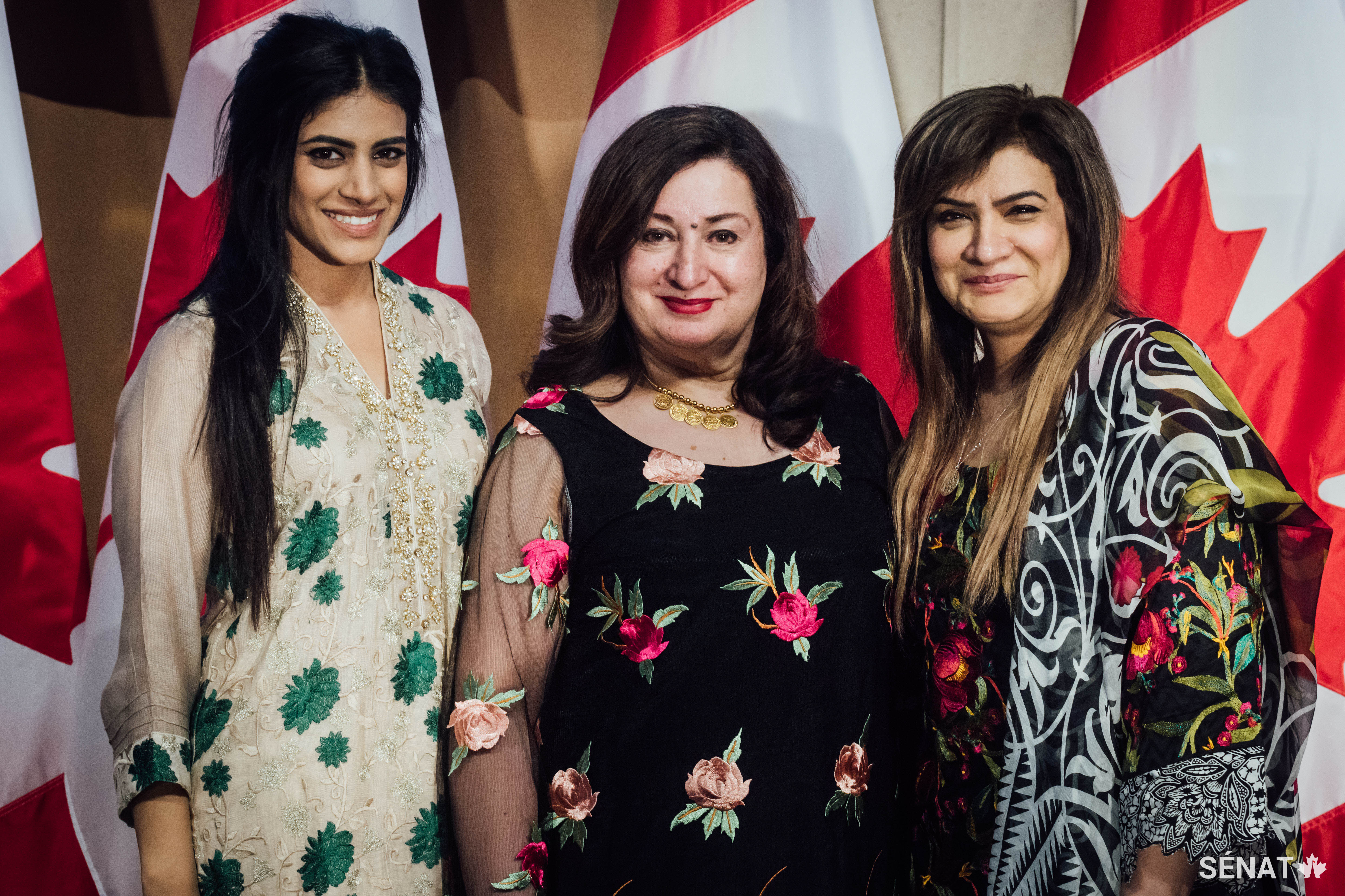 La sénatrice Salma Ataullahjan (au centre) pose avec Samah Syed (à gauche) et Mashooda Lubna Syed (à droite). La sénatrice Ataullahjan est la première sénatrice d’origine pakistanaise de l’histoire du Canada.