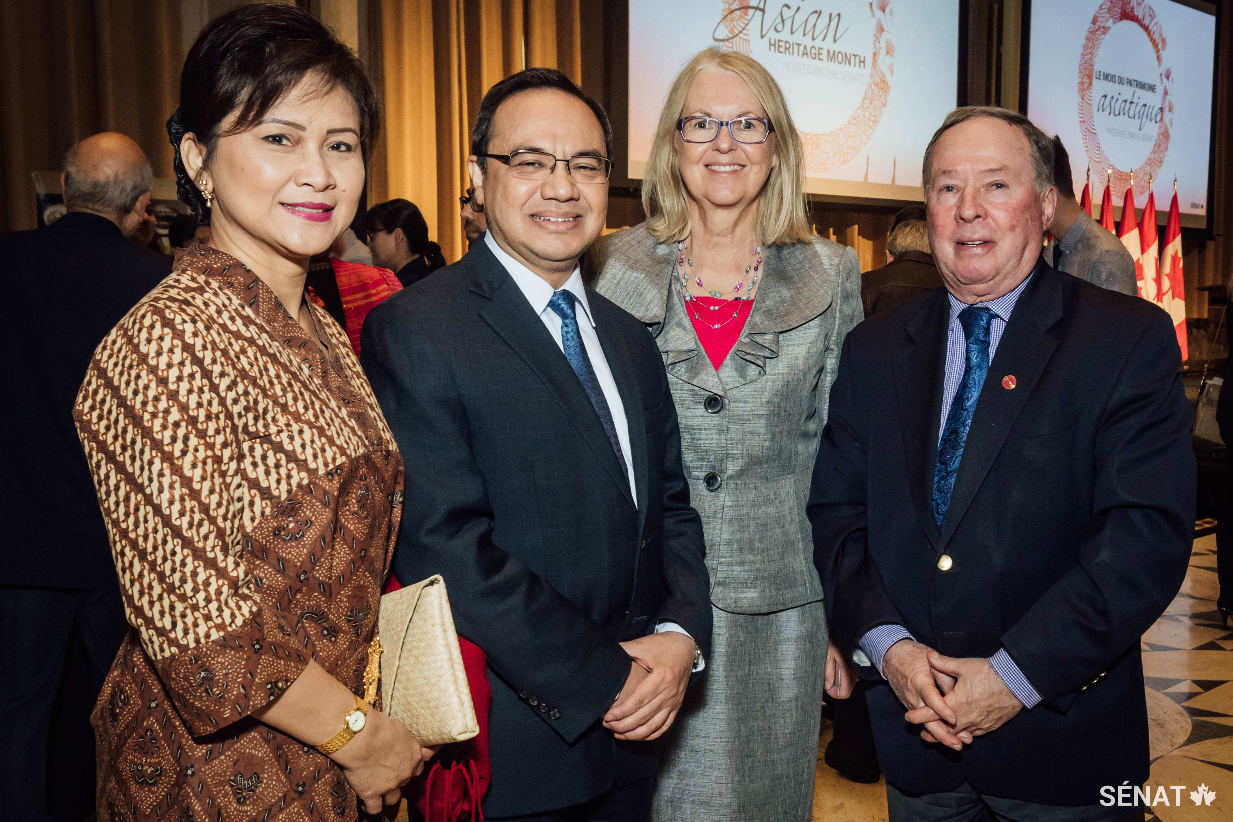 Teuku Faizasyah, ambassadeur de l’Indonésie au Canada (deuxième à partir de la gauche) et sa femme Andis Faizasyah (à gauche), en compagnie de la sénatrice Jane Cordy et du sénateur Jim Munson.