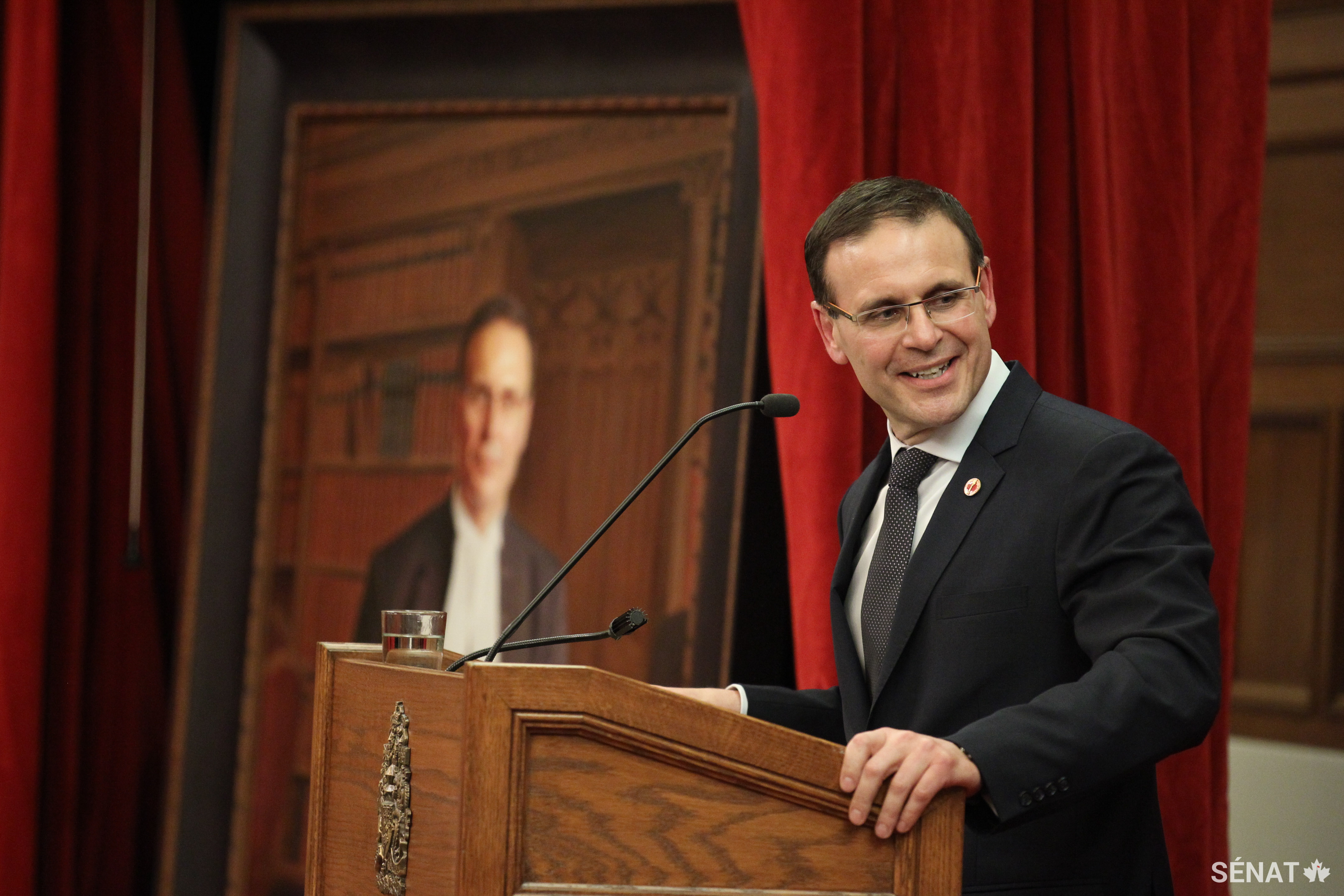 Le sénateur Leo Housakos prononce un discours à la suite du dévoilement de son portrait à titre de 44e Président du Sénat lors d’une cérémonie qui s’est déroulée le mercredi, 7 juin 2017.