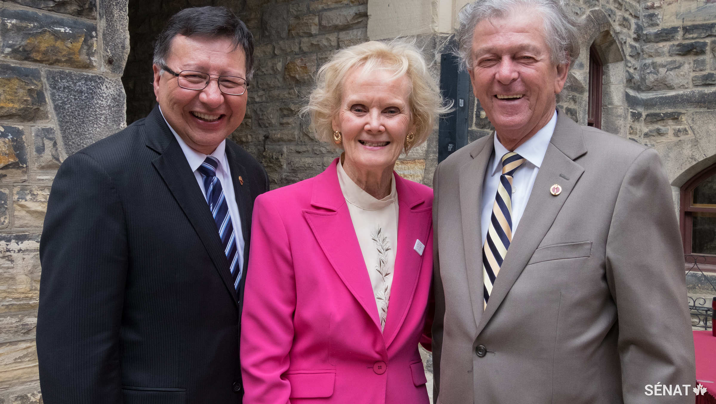 De gauche à droite : Le sénateur Daniel Christmas, la sénatrice Elizabeth Hubley et le sénateur Thomas McInnis sont tout sourire lors de la Journée nationale du violon traditionnel.