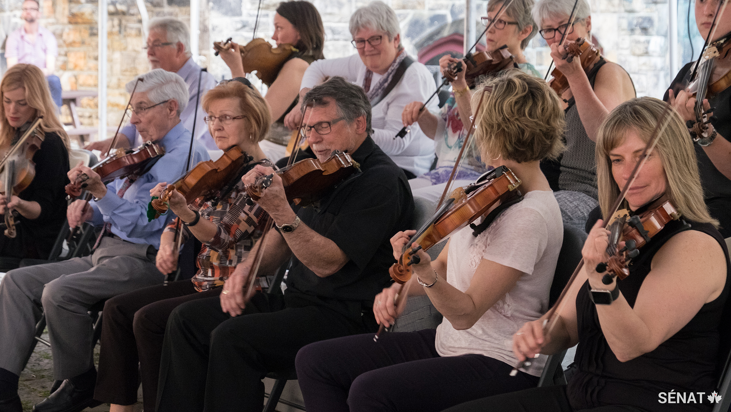 Des pièces classiques sont interprétées pour les invités qui dansent au rythme de la musique.