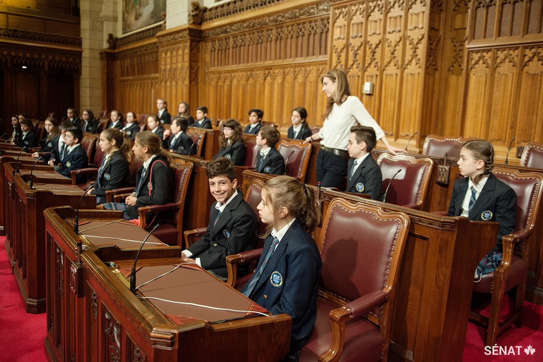 Les élèves de l’école Socrates-Démosthènes de Montréal ont visité le Sénat le 17 mai 2017 dans le cadre d’une nouvelle initiative qui permet aux élèves des écoles primaires de rencontrer des sénateurs au Parlement.