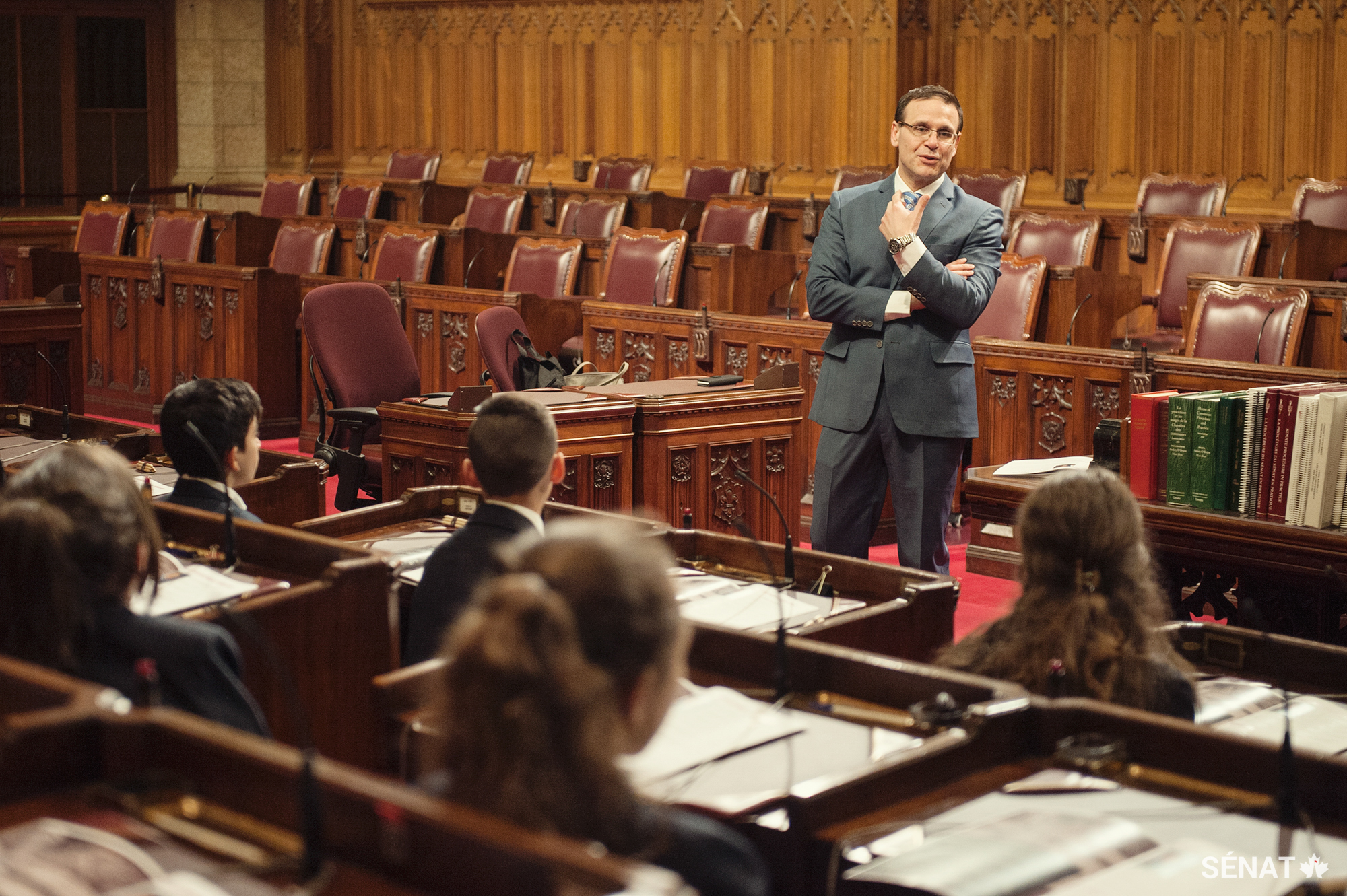 Le sénateur Leo Housakos souhaite la bienvenue aux élèves et leur explique une partie du travail qui se fait au Sénat.