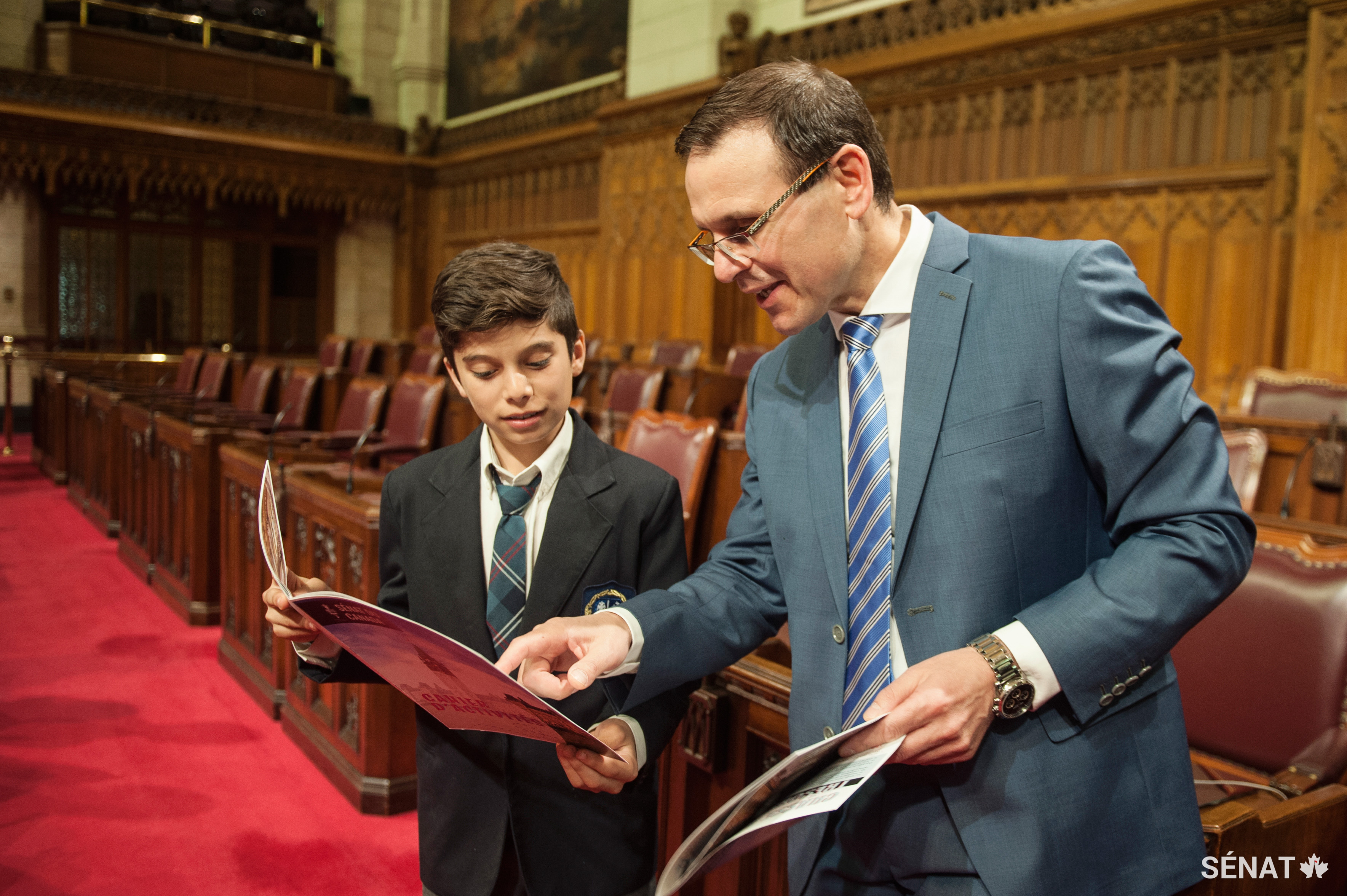 Le sénateur Housakos compare ses réponses avec un élève — certaines des questions du nouveau cahier d’activités du Sénat sont difficiles !