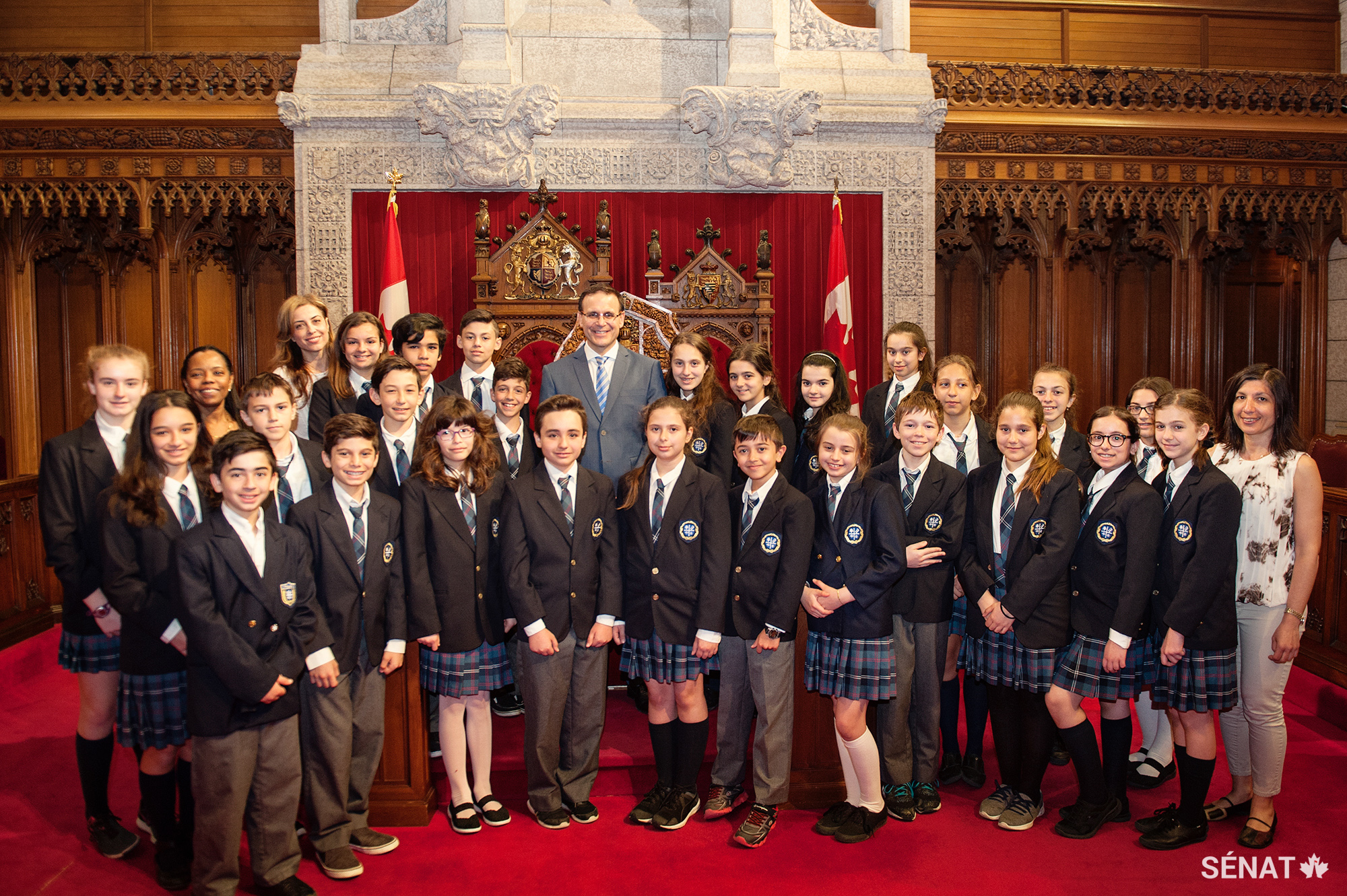 Les élèves de l’école Socrates-Démosthènes posent en compagnie du sénateur Housakos dans la chambre du Sénat.