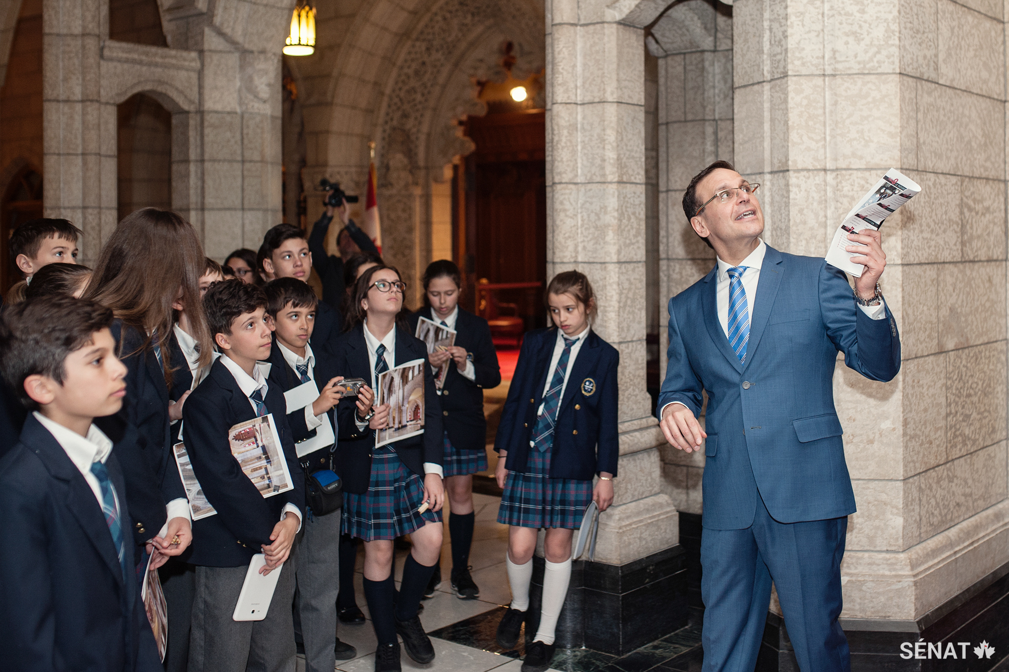 En montrant le portrait du roi George VI, qui a surmonté un problème de bégaiement pour diriger le Commonwealth durant la Deuxième Guerre mondiale, le sénateur Housakos rappelle aux étudiants que tout est possible s’ils font preuve de détermination.