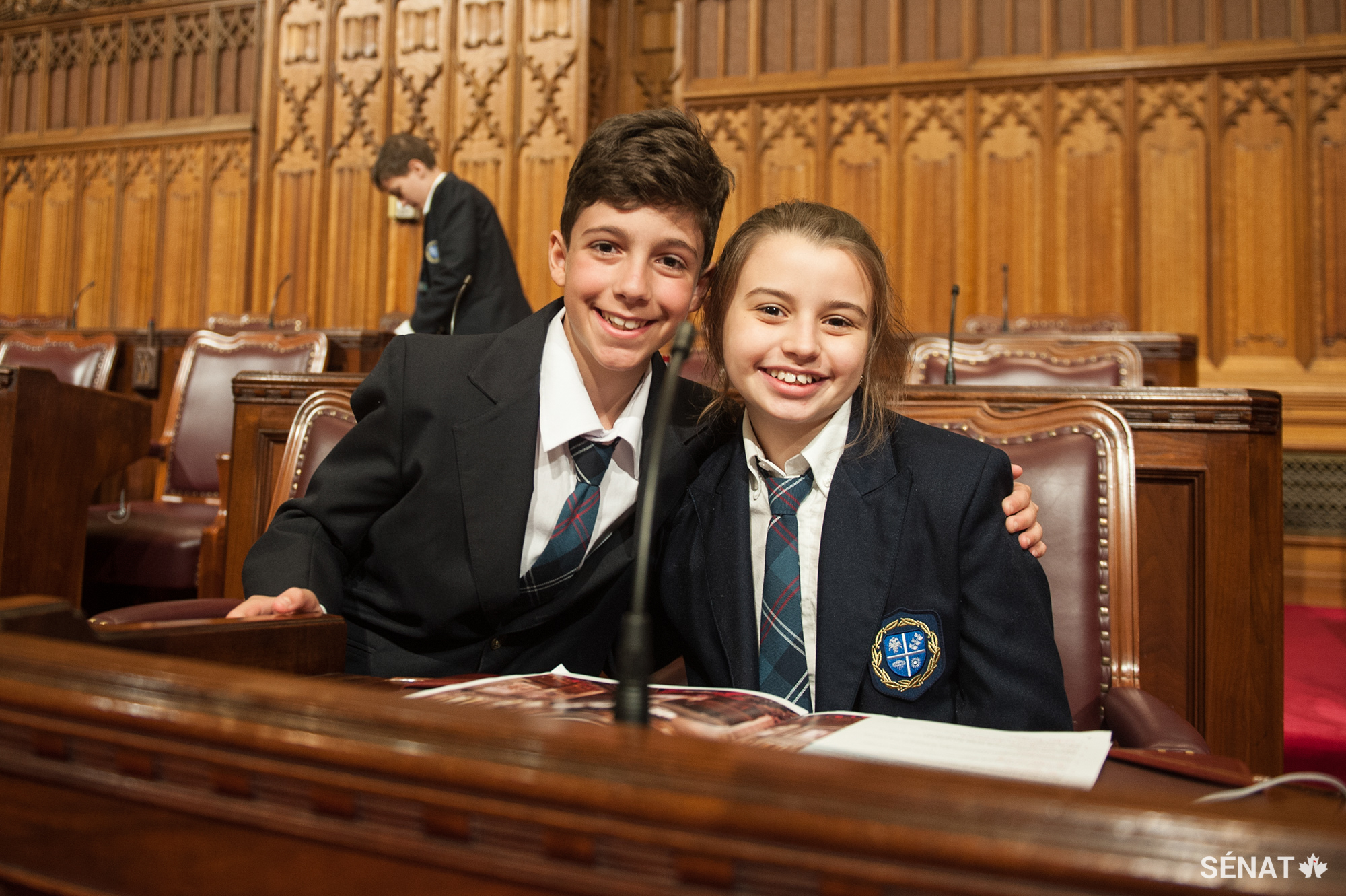 Deux élèves qui ont participé à l’activité au Sénat.