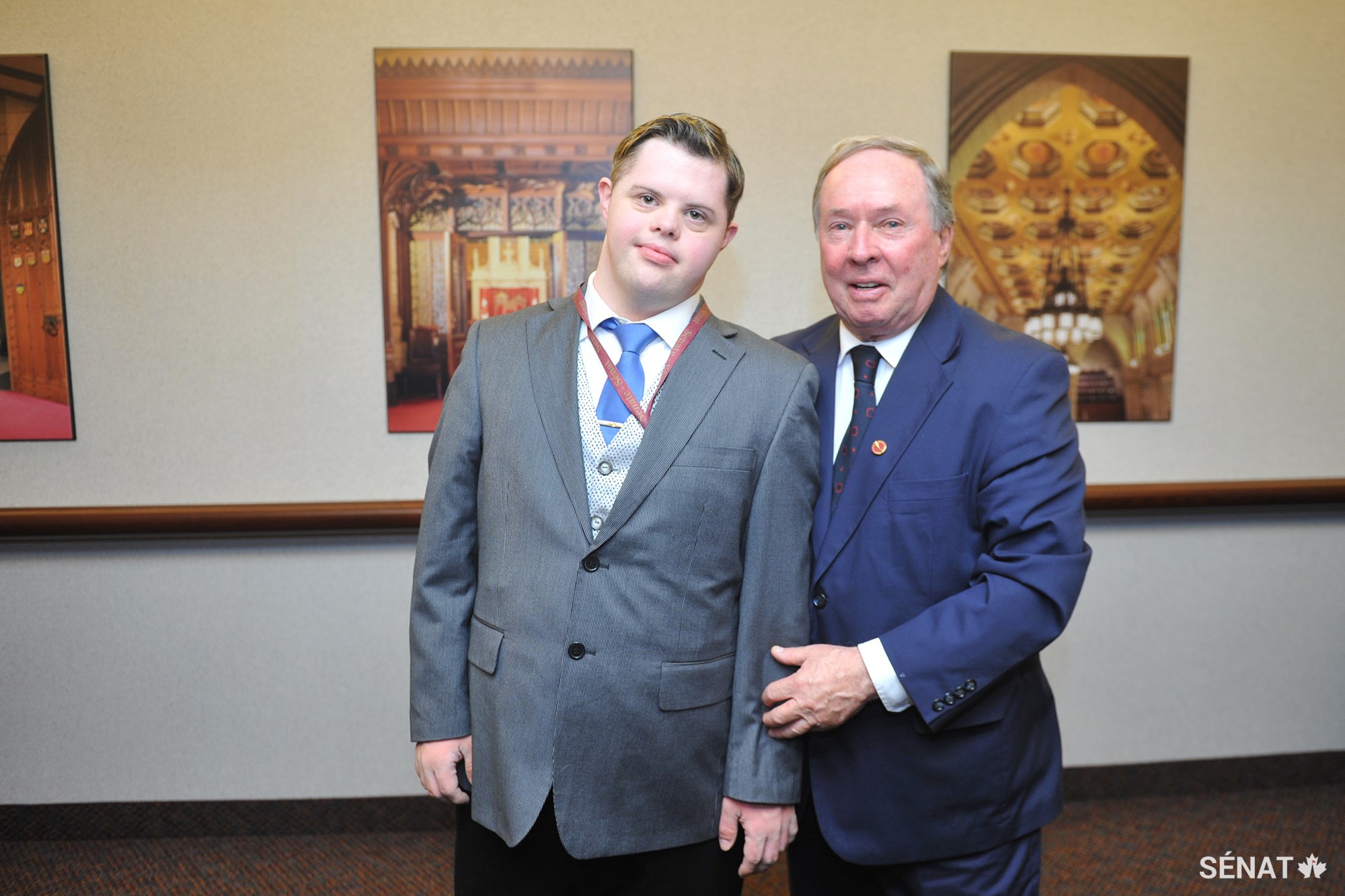 Michael Hurley-Trinque commence chaque journée de travail avec un grand sourire et une accolade du sénateur Jim Munson.