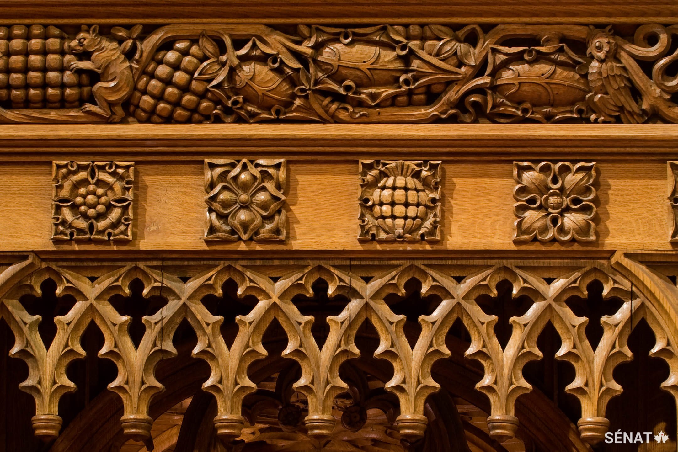 Des écureuils, des lapins et des geais, qui représentent l’industrie et l’énergie infinie, sont sculptés dans la boiserie de chêne de la Chambre du Sénat, réalisé dans les années 1920.