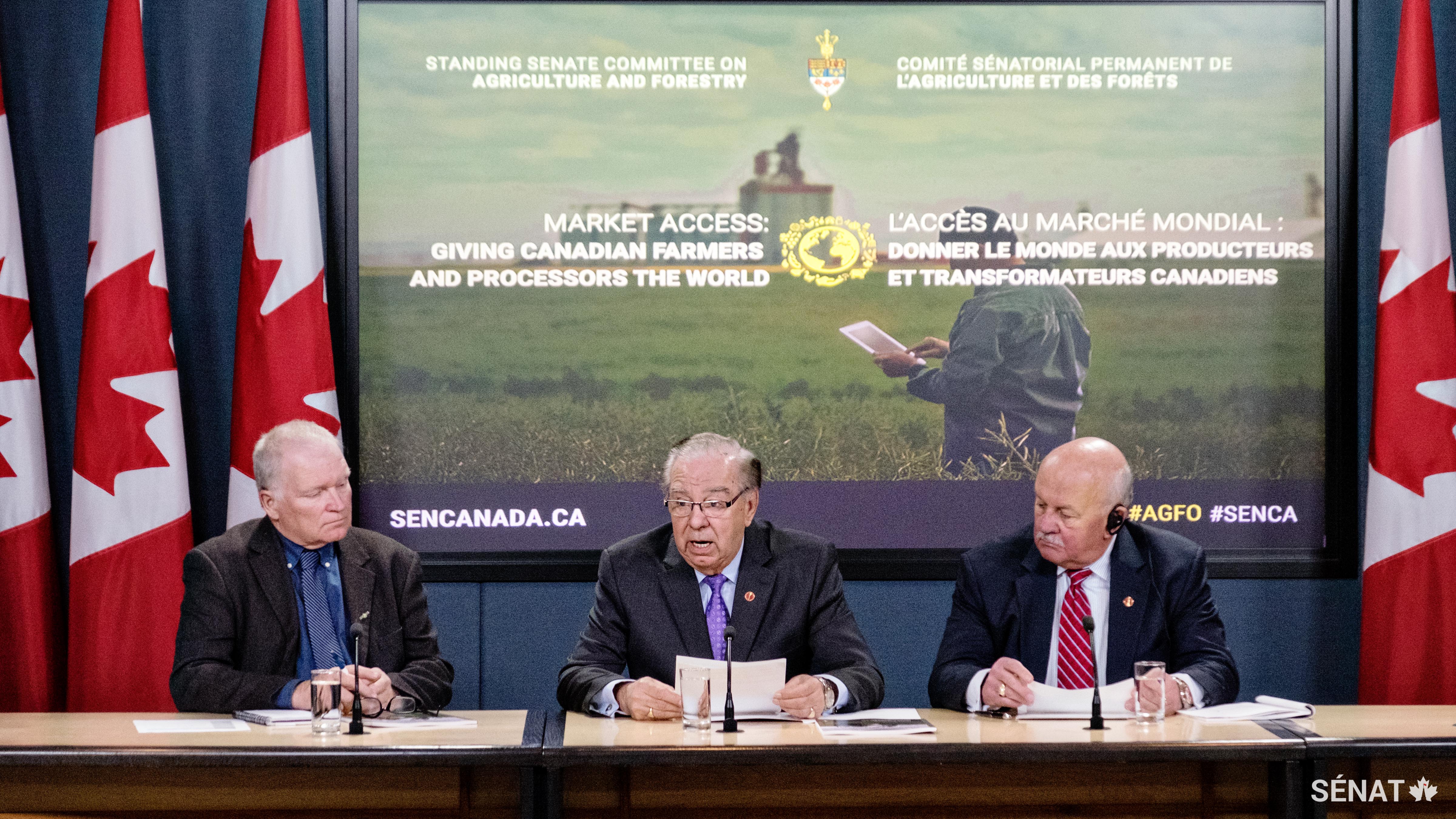 M. Ron Bonnett (à gauche), président de la Fédération canadienne de l’agriculture, se joint aux sénateurs Ghislain Maltais, président du Comité sénatorial de l’agriculture et des forêts, et Terry Mercer, vice-président du comité, lors du lancement, le 9 mai 2017, d’un rapport sur les façons de faciliter l’accès des agriculteurs canadiens aux marchés internationaux.