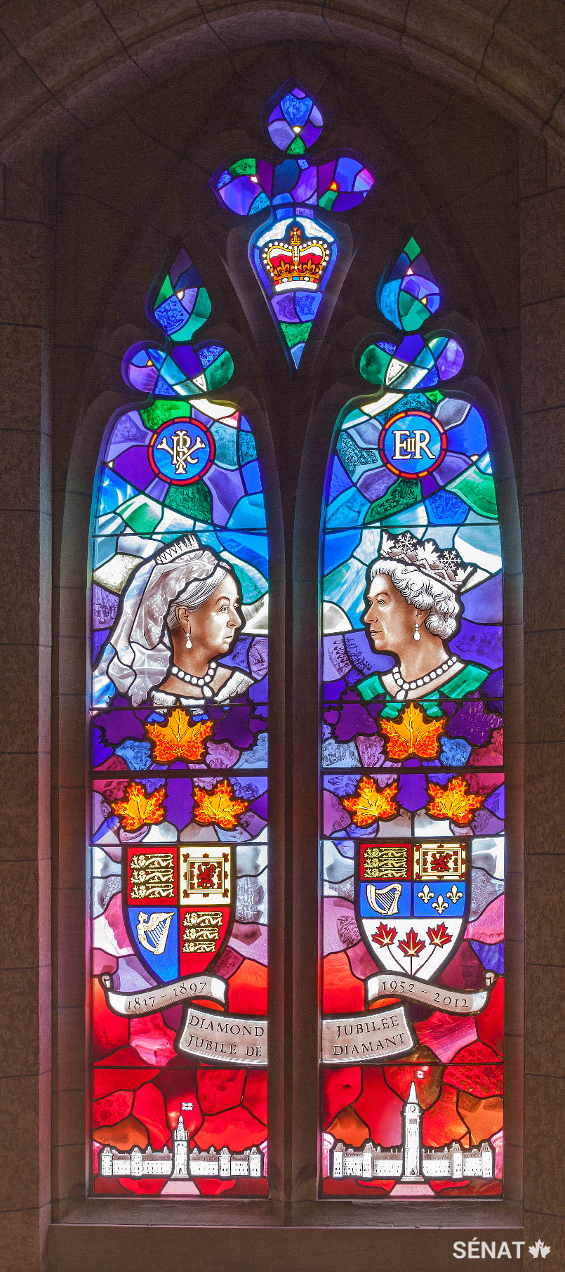 Ce vitrail commémore le jubilé de diamant de la reine Elizabeth II qui a eu lieu en 2012 afin de souligner ses 60 ans de règne. Il juxtapose sa représentation à celle de son arrière-arrière-grand-mère, la reine Victoria, qui a célébré son jubilé de diamant en 1897.