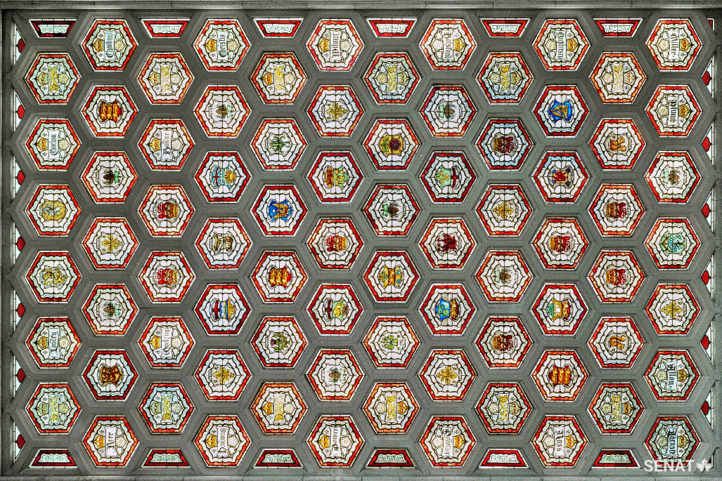 Le plafond en vitrail présente les symboles des cultures européennes qui ont contribué à la fondation du Canada : le trèfle irlandais, la fleur de lis française, le chardon écossais, le dragon gallois et le lion anglais.