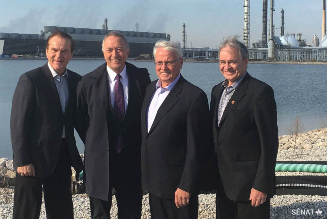 De gauche à droite, les sénateurs Percy Mockler; Paul Massicotte, vice-président; Richard Neufeld, président et Dennis Patterson, tous membres du Comité sénatorial de l’énergie, de l’environnement et des ressources naturelles, prennent une photo devant l’usine NOVA Chemicals à Sarnia, en Ontario.