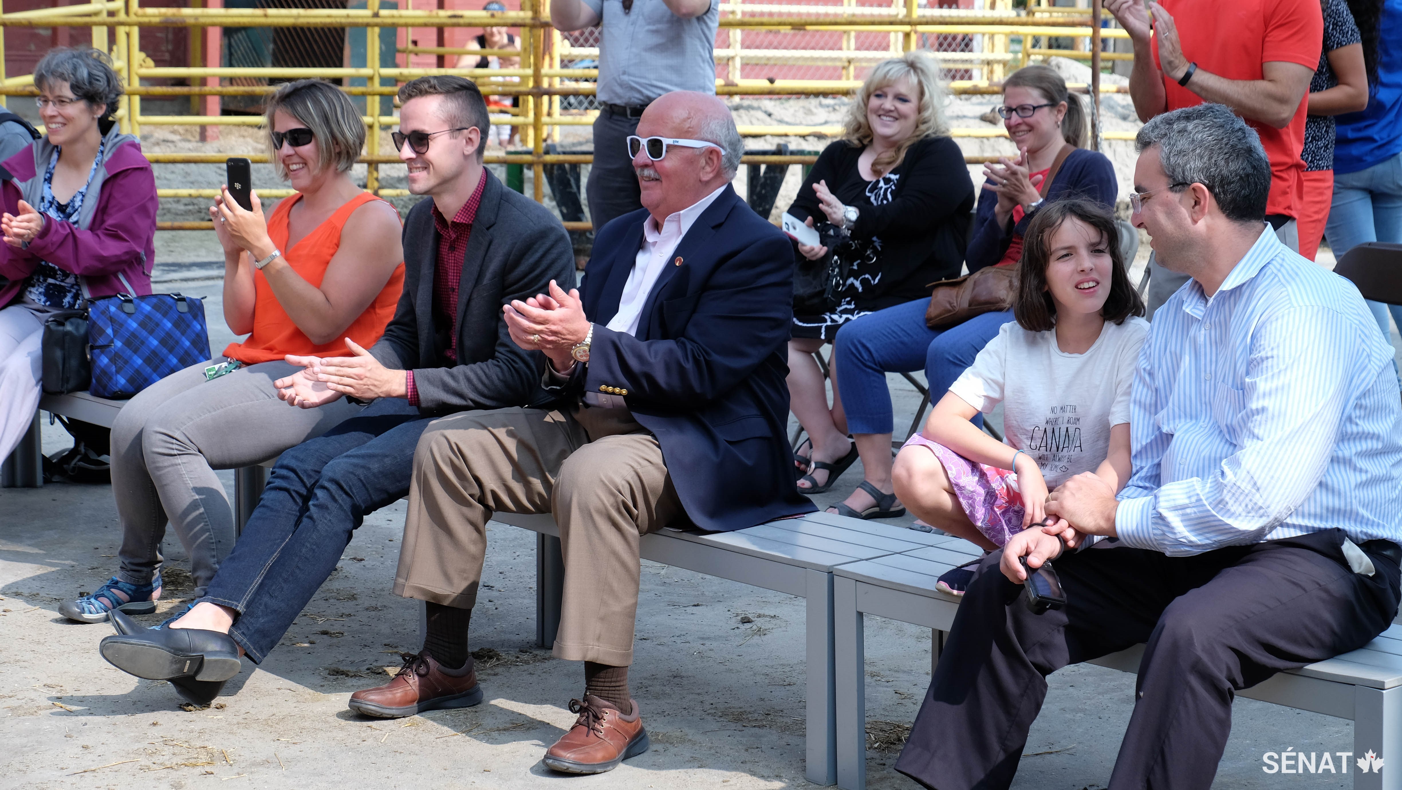 Le sénateur Terry Mercer, parmi le public, en compagnie des amis et familles des participants.