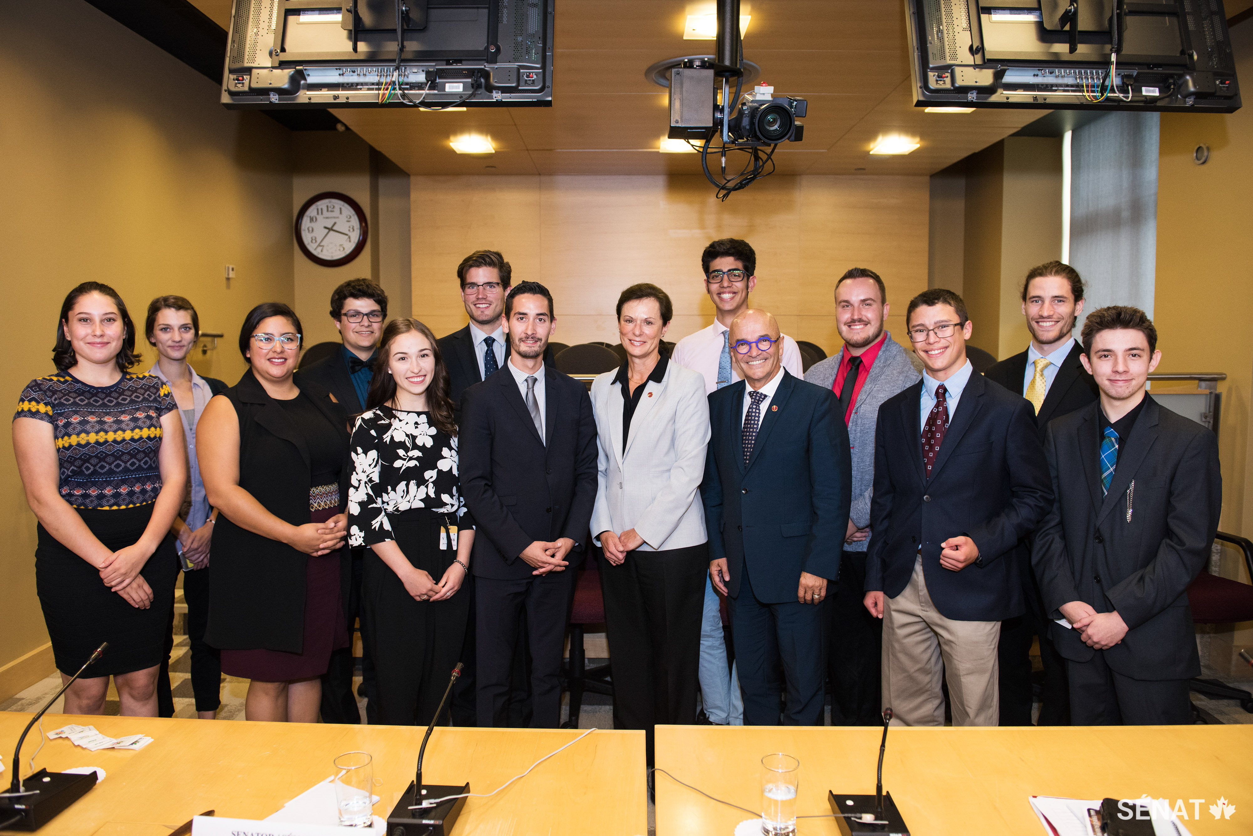Le sénateur René Cormier et la Sénatrice Lucie Moncion (au centre), membres du Comité sénatorial des langues officielles, en collaboration avec la Fédération de la jeunesse canadienne-française, tiennent une table ronde visant à identifier la façon d’adapter la <em>Loi sur les langues officielles</em> aux réalités du XXIe siècle.